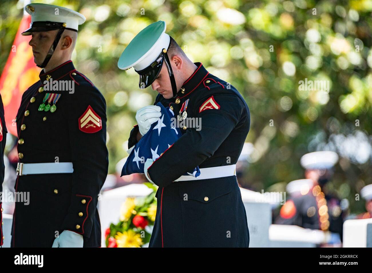 Marineinfanteristen aus den Marine Barracks, Washington, D.C., (8. Und I) falten die US-Flagge während der militärischen Beerdigung für das US Marine Corps, 1. LT. John Warner in Abschnitt 4 des Arlington National Cemetery, Arlington, Virginia, 23. Juni 2021. Der ehemalige Senator von Virginia und ehemalige Navy-Sekretär Warner wurde am 18. Februar 1927 in Washington, D.C. geboren. Er trat der US-Marine im Alter von 17 Jahren im Jahr 1945 bei und diente während der letzten Monate des Zweiten Weltkriegs Nach seinem Abschluss an der University of Virginia School of Law trat Warner 1950 dem U.S. Marine Corps bei, um im Koreakrieg zu dienen. Nach seiner Milita Stockfoto