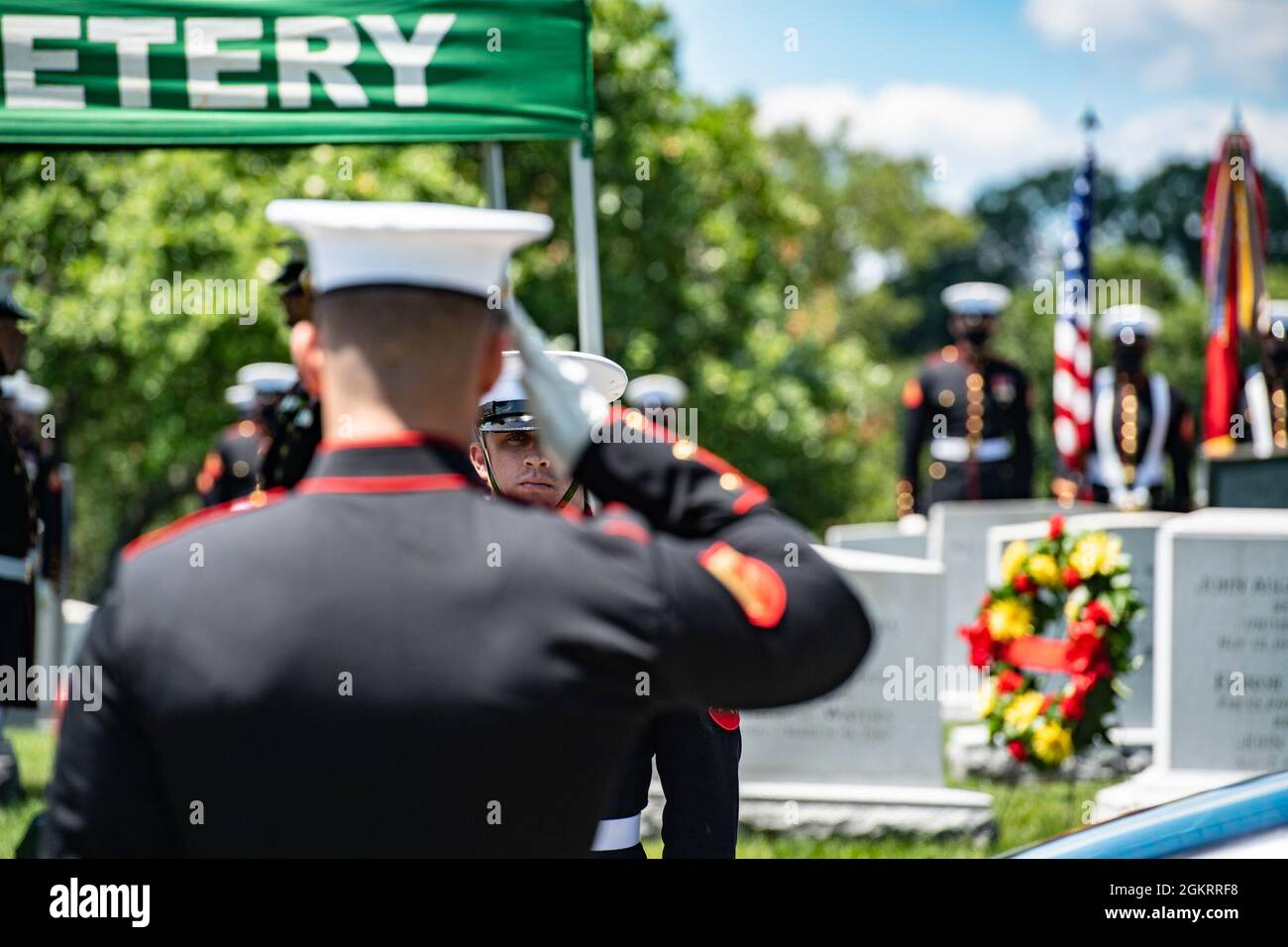 Marineinfanteristen aus den Marine Barracks, Washington, D.C., (8. Und I) verleihen während der Beerdigung des Militärs Ehren für den 1. LT. John Warner des US Marine Corps in Abschnitt 4 des Arlington National Cemetery, Arlington, Virginia, 23. Juni 2021. Der ehemalige Senator von Virginia und ehemalige Navy-Sekretär Warner wurde am 18. Februar 1927 in Washington, D.C. geboren. Er trat der US-Marine im Alter von 17 Jahren im Jahr 1945 bei und diente während der letzten Monate des Zweiten Weltkriegs Nach seinem Abschluss an der University of Virginia School of Law trat Warner 1950 dem U.S. Marine Corps bei, um im Koreakrieg zu dienen. Nach seiner militärischen SE Stockfoto