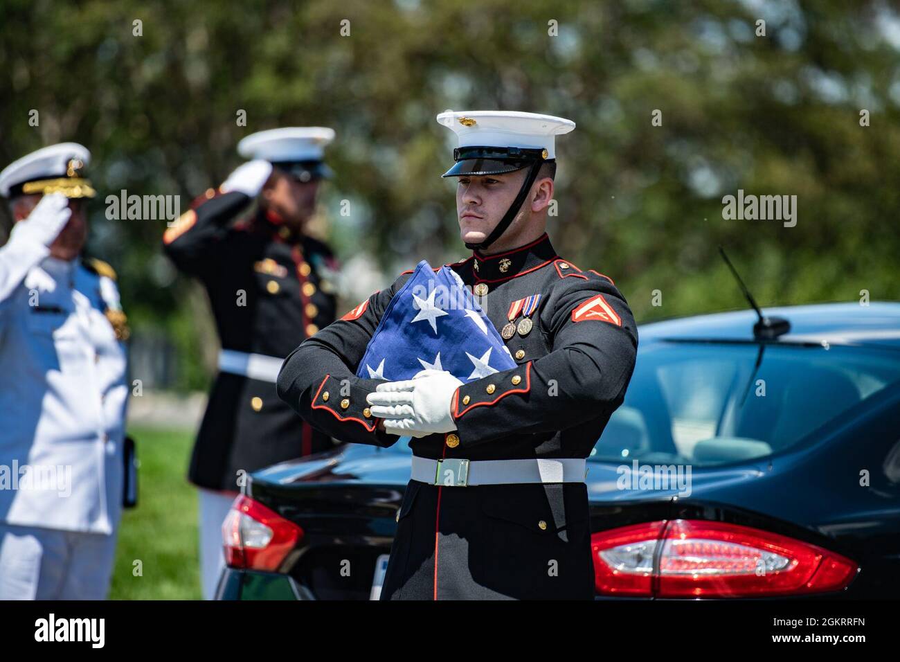 Marineinfanteristen aus den Marine Barracks, Washington, D.C. (8. Und I) unterstützen die militärische Beerdigung von Ehren des US Marine Corps 1. LT. John Warner in Abschnitt 4 des Arlington National Cemetery, Arlington, Virginia, 23. Juni 2021. Der ehemalige Senator von Virginia und ehemalige Navy-Sekretär Warner wurde am 18. Februar 1927 in Washington, D.C. geboren. Er trat der US-Marine im Alter von 17 Jahren im Jahr 1945 bei und diente während der letzten Monate des Zweiten Weltkriegs Nach seinem Abschluss an der University of Virginia School of Law trat Warner 1950 dem U.S. Marine Corps bei, um im Koreakrieg zu dienen. Nach seinem Militärdienst und rec Stockfoto