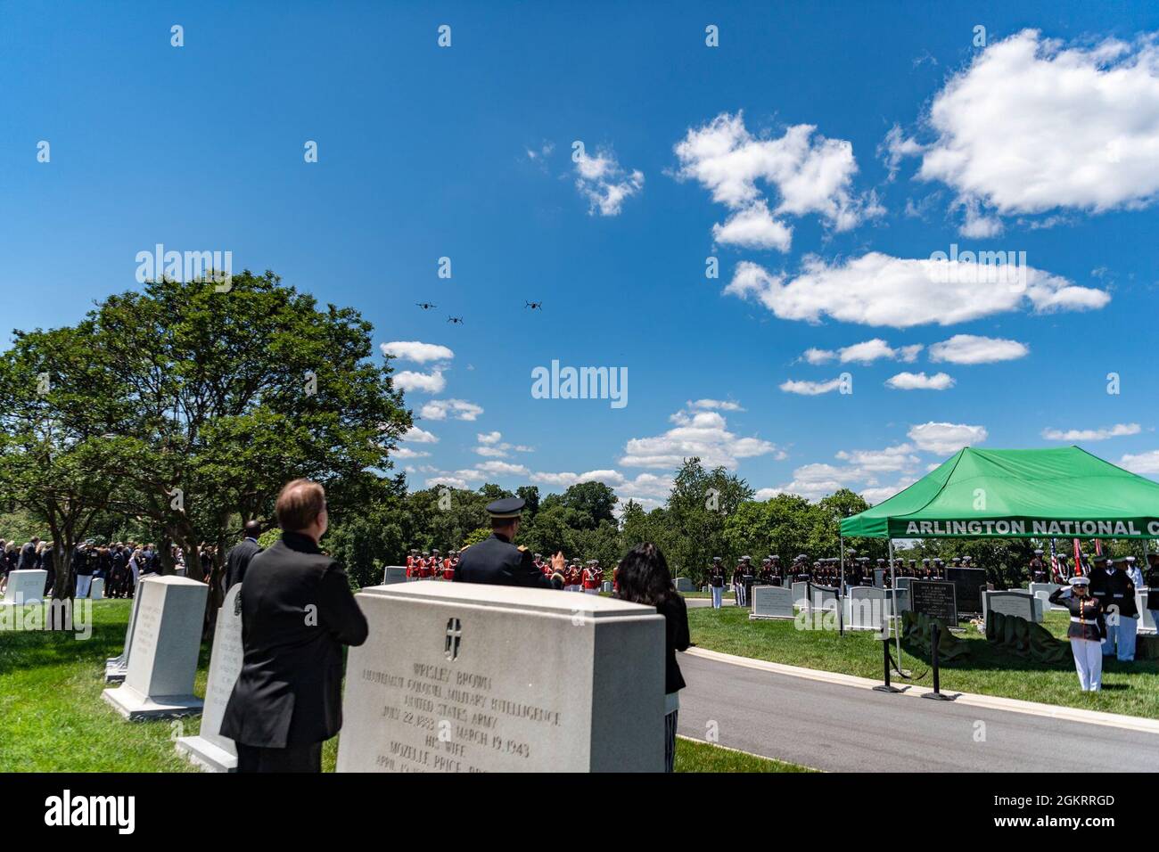 Ein Überflug wird im Rahmen des Trauerdienstes für den 1. LT. John Warner des US Marine Corps in Abschnitt 4 des Arlington National Cemetery, Arlington, Virginia, 23. Juni 2021 durchgeführt. Der ehemalige Senator von Virginia und ehemalige Navy-Sekretär Warner wurde am 18. Februar 1927 in Washington, D.C. geboren. Er trat der US-Marine im Alter von 17 Jahren im Jahr 1945 bei und diente während der letzten Monate des Zweiten Weltkriegs Nach seinem Abschluss an der University of Virginia School of Law trat Warner 1950 dem U.S. Marine Corps bei, um im Koreakrieg zu dienen. Nach seinem Militärdienst und seinem Jurastudium arbeitete Warner in p Stockfoto