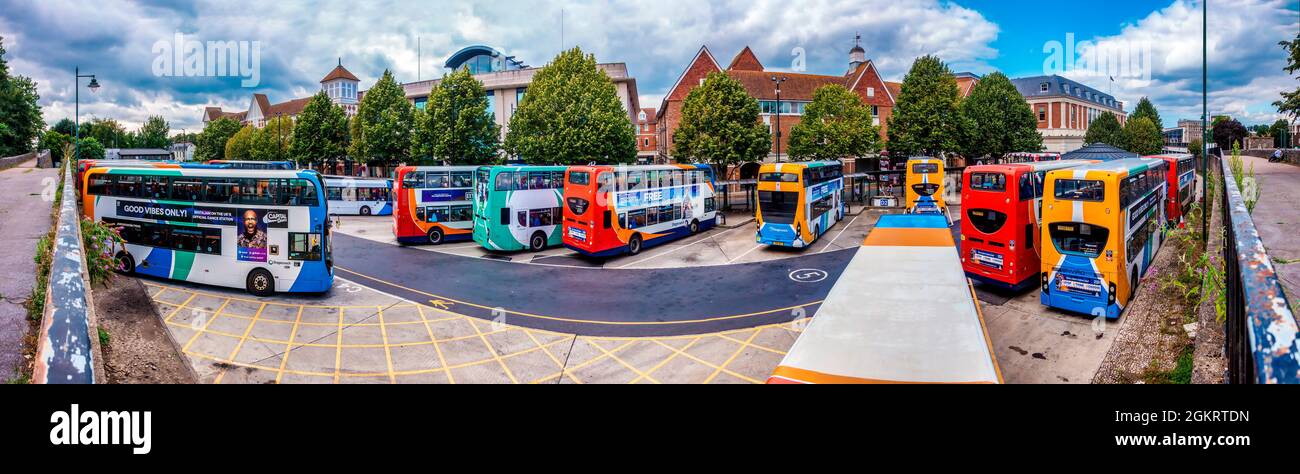 Busbahnhof, Doppeldeckerbus, Einzeldeckerbus, öffentliche Verkehrsmittel, Stagecoach, Canterbury, Kent, England Whitefriars Shopping Center im Hintergrund, Fenwicks On Stockfoto