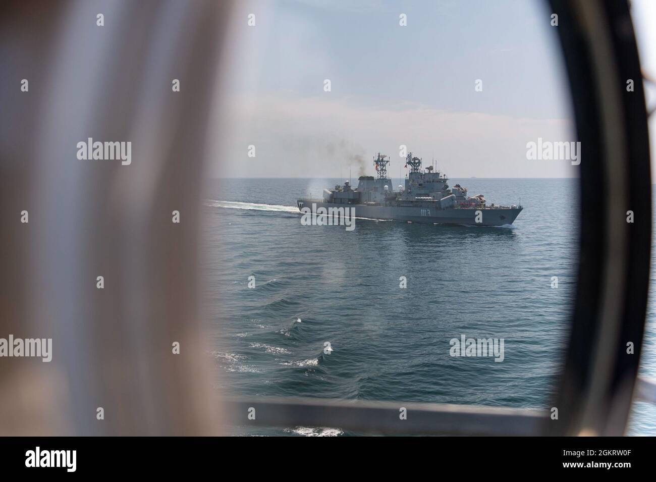 SCHWARZES MEER (23. Juni 2021) die rumänische Navy-Fregatte ROS Marasesti (F 111) segelt in Formation mit dem Arleigh Burke-Klasse Lenkraketen-Zerstörer USS Laboon (DDG 58) während einer Passing- und Kommunikationsübung am Schwarzen Meer, 23. Juni 2021. Laboon wird in den Einsatzbereich der Sechsten Flotte der USA eingesetzt, um die nationalen Sicherheitsinteressen der USA in Europa und Afrika zu unterstützen. Stockfoto