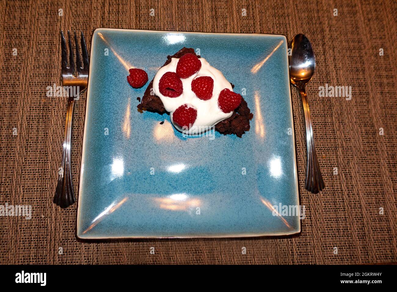 Mehlloser Schokoladenkuchen mit Peitschencreme und Himbeeren. St. Paul Minnesota, USA Stockfoto