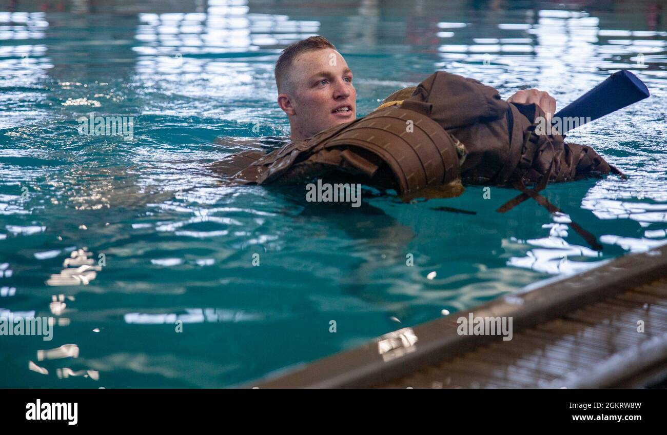 Marines, die den Kurs des Marine Corps Instructor of Water Survival (MCIWS) auf dem Marine Corps Recruit Depot Parris Island, S.C. besuchten, erlebten während des fünfwöchigen Trainingskurses verschiedene Ereignisse, bevor sie am 25. Juni 2021 ihren Abschluss machten. Der Kurs ist darauf ausgelegt, Marineinfanteristen durch Ereignisse wie Rettungsaktionen für Opfer, Schwimmübungen in der Ferne, praktische Anwendung und Unterwasser-Ausdauerübungen zu unterrichten und zu trainieren, um Angst zu reduzieren, das Selbstvertrauen zu erhöhen und Marineinfanteristen mit der Fähigkeit zu entwickeln, in jeder Situation im Wasser zu überleben. An Bord des Depots besteht die Rolle eines MCIWS darin, Rekruten in grundlegenden Schwimm-q-schulungen zu Schulen Stockfoto