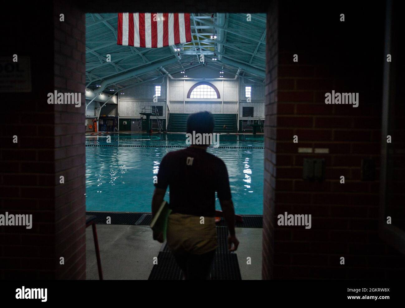 Marines, die den Kurs des Marine Corps Instructor of Water Survival (MCIWS) auf dem Marine Corps Recruit Depot Parris Island, S.C. besuchten, erlebten während des fünfwöchigen Trainingskurses verschiedene Ereignisse, bevor sie am 25. Juni 2021 ihren Abschluss machten. Der Kurs ist darauf ausgelegt, Marineinfanteristen durch Ereignisse wie Rettungsaktionen für Opfer, Schwimmübungen in der Ferne, praktische Anwendung und Unterwasser-Ausdauerübungen zu unterrichten und zu trainieren, um Angst zu reduzieren, das Selbstvertrauen zu erhöhen und Marineinfanteristen mit der Fähigkeit zu entwickeln, in jeder Situation im Wasser zu überleben. An Bord des Depots besteht die Rolle eines MCIWS darin, Rekruten in grundlegenden Schwimm-q-schulungen zu Schulen Stockfoto