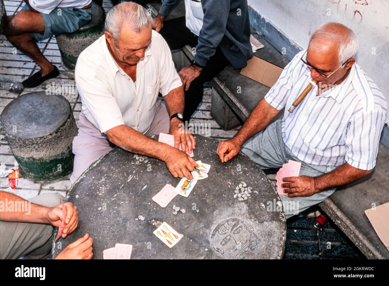 Alte Männer entspannen und spielen Karten in der Bar, Gran Canaria, Spanien Stockfoto