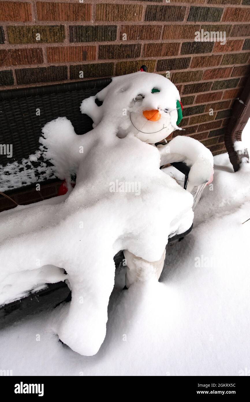 Ein schlaflosen Schneemann, der sich auf einer mit einer Schneedecke bedeckten Bank zurücklehnen kann. St. Paul Minnesota, USA Stockfoto