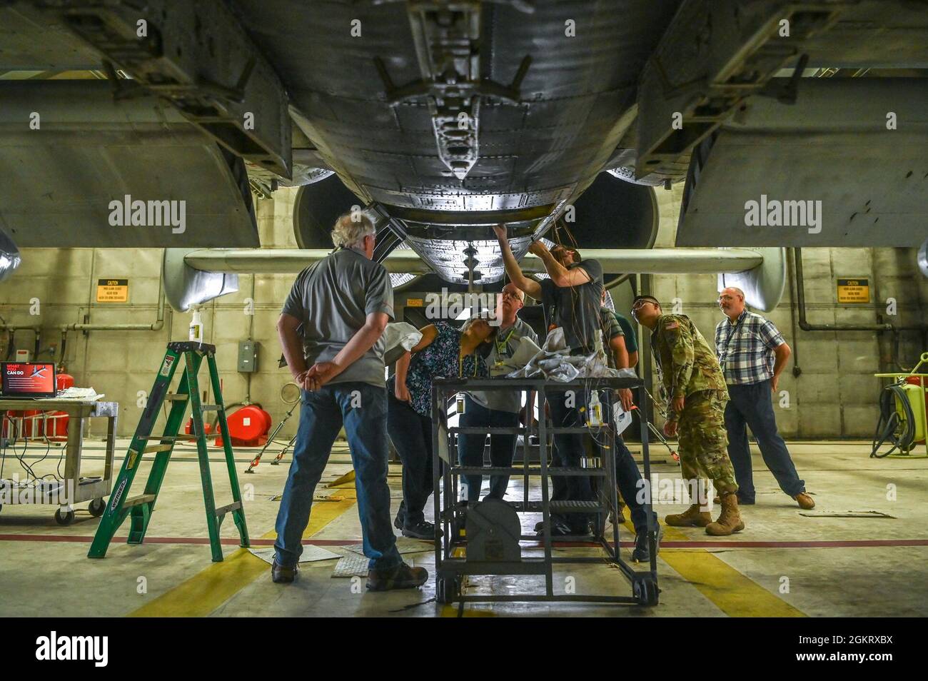 Ingenieure schauen in den Schacht der Hilfsstromeinheit eines A-10 Thunderbolt II am 23. Juni 2021 auf dem Luftwaffenstützpunkt Hill, Utah. Die Ingenieure suchten nach einer Stelle, an der sie Thermokoppler platzieren würden, um die Temperaturen im Inneren des Schachts während eines Bodentests zu bestimmen. Stockfoto