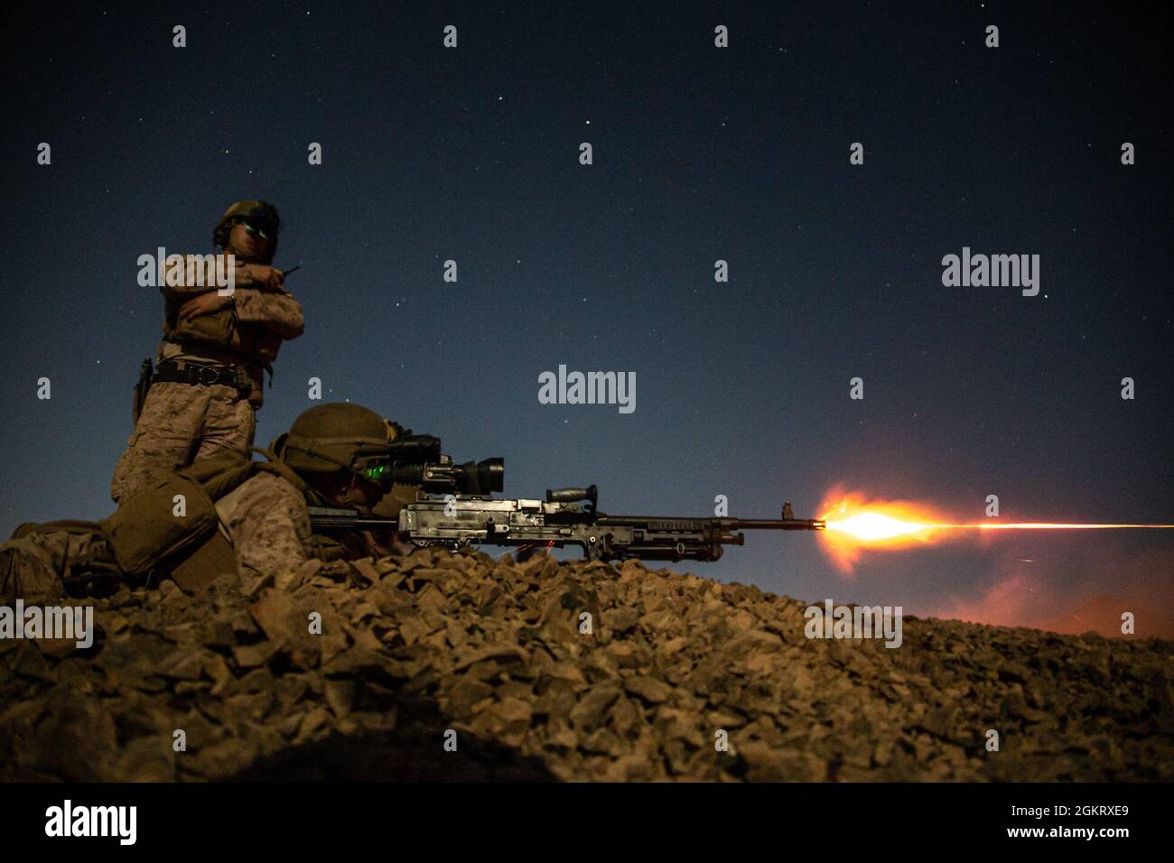 US-Marineinfanteristen mit dem 2. Bataillon, 1st Marines, die der Special Purpose Marine Air-Ground Task Force – Crisis Response – Central Command (SPMAGTF-CR-CC) zugeordnet sind, feuern während der Ausbildung in Jordanien, 23. Juni 2021, ein mittelschweres M240B-Maschinengewehr. SPMAGTF-CR-CC wurde entwickelt, um schnell und effizient auf eine Vielzahl von militärischen Operationen zu reagieren, die Luftfahrt-, Boden- und Logistikanlagen nutzen. Stockfoto