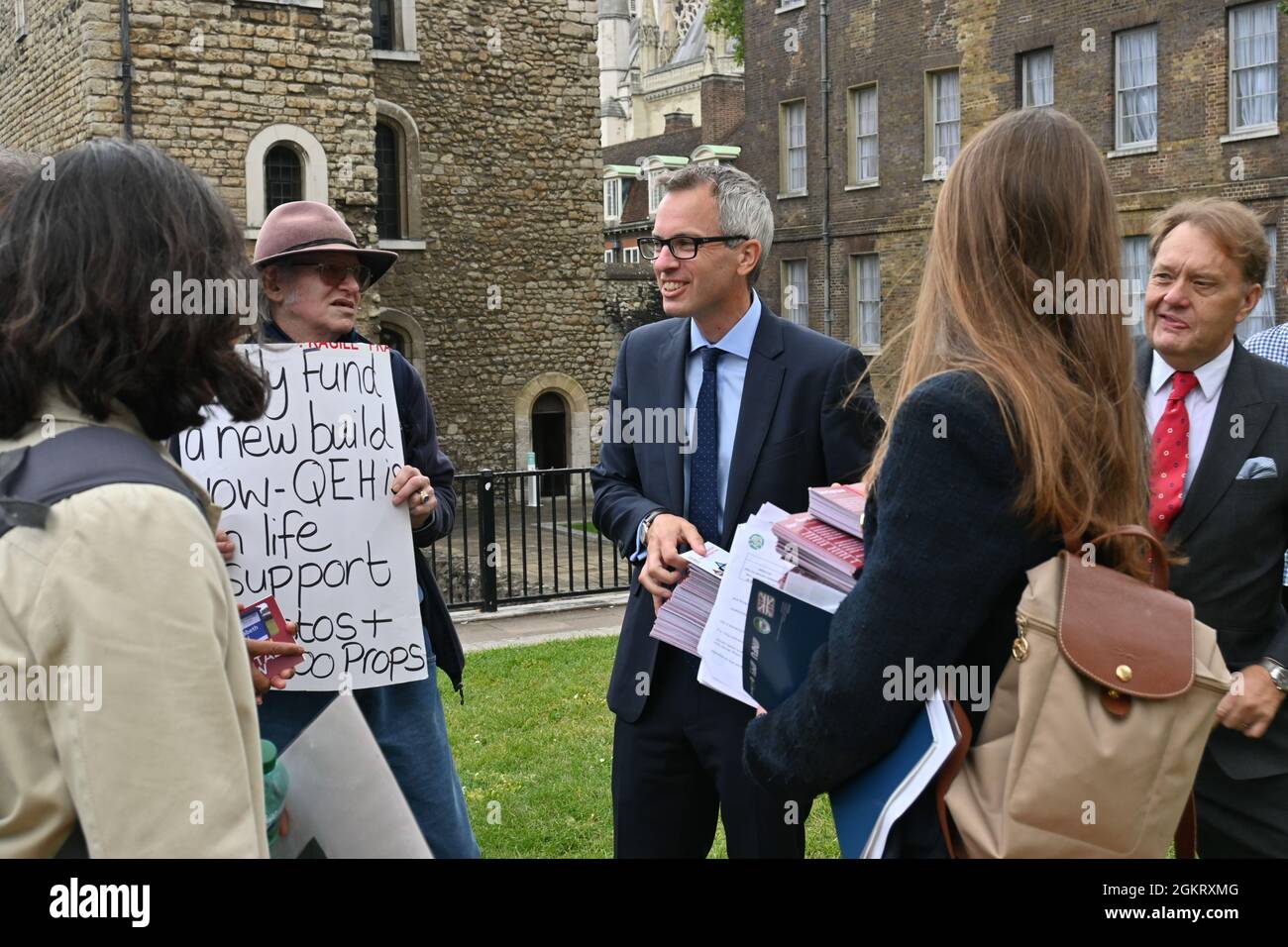 James Wild kommt und zeigt Unterstützung für den Protest der Norfolk-Gemeinde zur Rettung des Queen Elizabeth-Krankenhauses im Old Palace Yard, London, Großbritannien, am 2021-09-15 Stockfoto