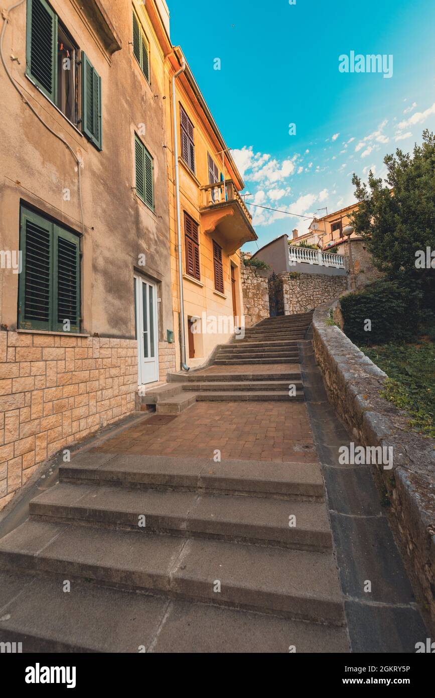 Leere Straße in der kleinen kroatischen Stadt Crikvenica an der Adriaküste, am frühen Sommermorgen Stockfoto