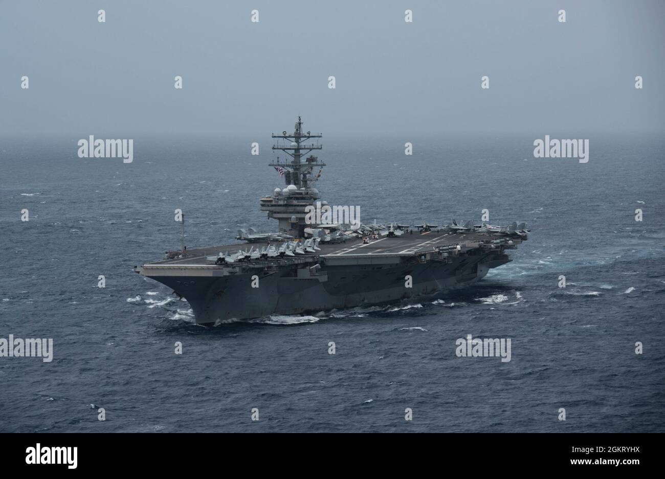 210624-N- RF825-1024 INDISCHER OZEAN (24. Juni 2021) der einzige nach vorne eingesetzte Flugzeugträger der US-Marine, USS Ronald Reagan (CVN 76), dampft im Indischen Ozean. Ronald Reagan, das Flaggschiff der Carrier Strike Group 5, stellt eine kampfbereite Truppe bereit, die die Vereinigten Staaten sowie die kollektiven maritimen Interessen ihrer Verbündeten und Partner in der Indo-Pazifik-Region schützt und verteidigt. Stockfoto