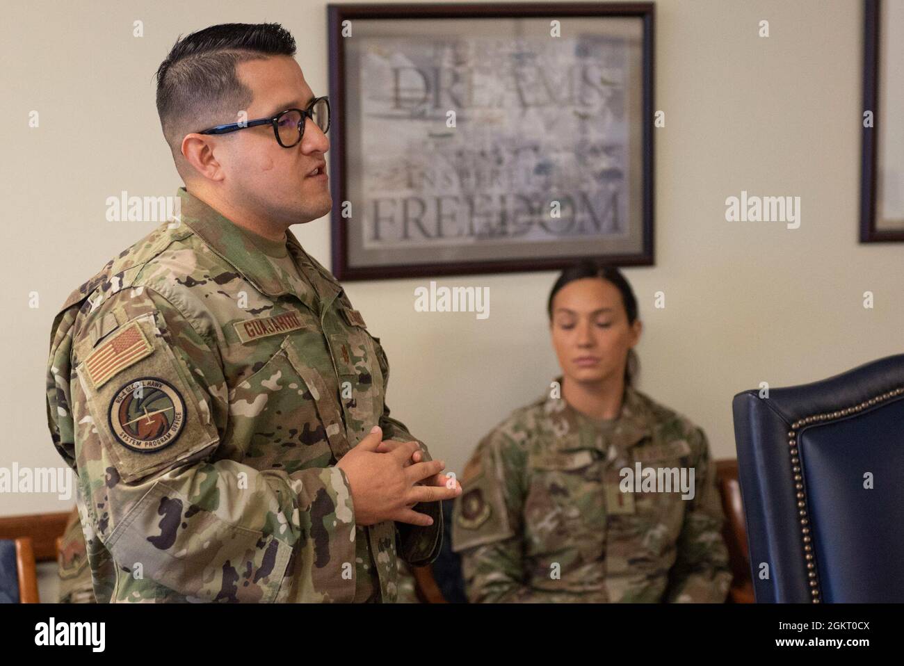 Anthony Guajardo, Leiter des globalen Hawk-Bereichs des Air Force Life Cycle Management Centers der US Air Force, erläutert den US Air Force Brieg. Gen. Alice Trevino, Kommandantin des Air Force Installation Contracting Center, und US Army Brig. Gen. Christine Beeler, Kommandantin des Mission and Installation Contracting Command, während einer hervorragenden Besuchertour im Rahmen der Joint Force Contracting Übung zwischen den beiden Niederlassungen auf der Wright-Patterson Air Force Base, Ohio, 24. Juni 2021. Mehr als 90 Mitarbeiter aus Wright-Patt und anderen Installationen wie Fort Hood, Texas, Shaw AFB, South Carolina, Fort Bragg Stockfoto