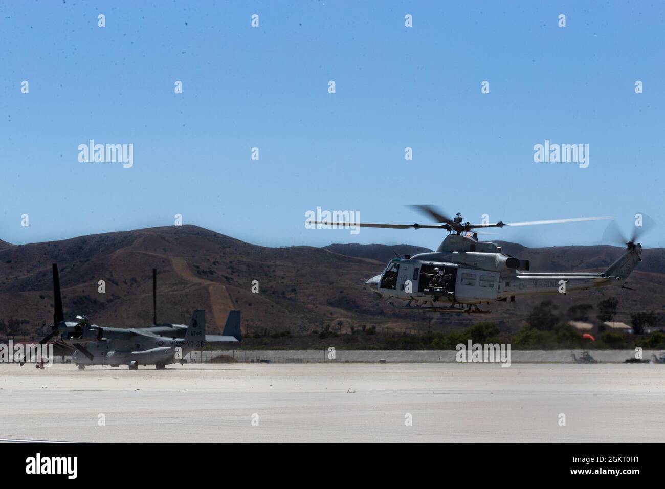 Ein UH-1Y Venom Hubschrauber von Marine Light Attack Helicopter Squadron 369, Marine Aircraft Group 39, 3rd Marine Aircraft Wing, bereitet sich auf die Landung auf Marine Corps Air Station Camp Pendleton, Kalifornien, 24. Juni 2021 vor. Die Marineinfanteristen mit HMLA-369 kehrten mit dem 11. Marine-Regiment von der integrierten Vorbereitungstraining in der Marine Corps Air Station Yuma, Arizona, zurück. Die Schulung basierte auf dem vorläufigen Handbuch für Expeditionary Advanced Base Operations. Das MCAS Camp Pendleton betreibt und unterhält einen sicheren Flugplatz, um I Marine Expeditionary Force, Marine Corps Base Camp Pendleton t zu unterstützen Stockfoto