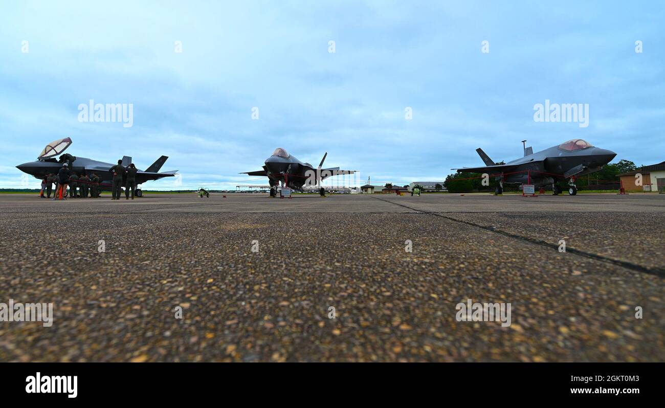 Drei F-35 Lighting II-Kampfflugzeuge werden am 6. Juni 2021 auf der Columbus Air Force Base, Misson, für eine statische Anzeige der Fähigkeiten aufgestellt. Die Transformationsfähigkeiten der F-35 ermöglichen es Piloten, in jeder Umgebung und gegen jede Bedrohung zu operieren. Stockfoto