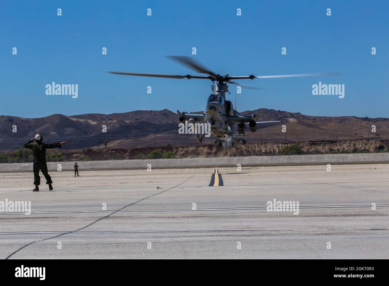 Eine AH-1Z Viper von Marine Light Attack Helicopter Squadron 369, Marine Aircraft Group 39, 3rd Marine Aircraft Wing, bereitet sich auf das Marine Corps Air Station Camp Pendleton, Kalifornien, vor, 24. Juni 2021. Die Marineinfanteristen mit HMLA-369 kehrten mit dem 11. Marine-Regiment von der integrierten Vorbereitungstraining in der Marine Corps Air Station Yuma, Arizona, zurück. Die Schulung basierte auf dem vorläufigen Handbuch für Expeditionary Advanced Base Operations. MCAS Camp Pendleton betreibt und unterhält einen sicheren Flugplatz, um I Marine Expeditionary Force, Marine Corps Base Camp Pendleton Mieter Comma zu unterstützen Stockfoto