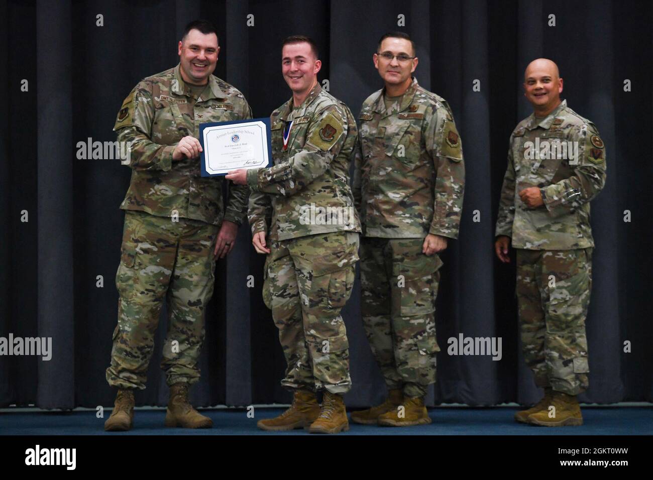 Absolventen der Airman Leadership School Class 21-5 erhalten ihre Diplome während der Abschlussfeier der als am 24. Juni 2021 auf dem Luftwaffenstützpunkt Barksdale, Louisiana. Stockfoto