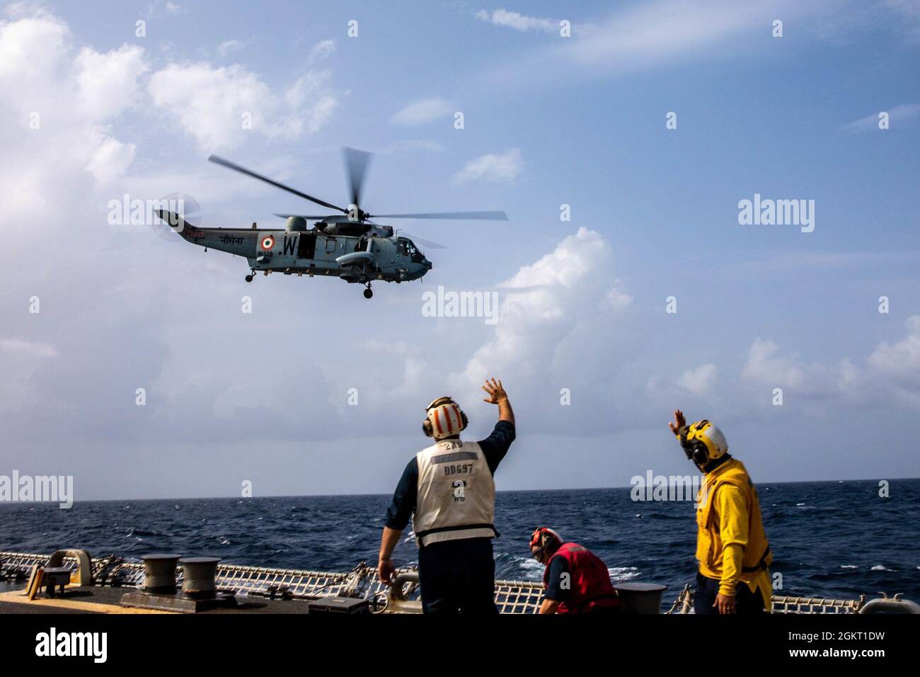 INDISCHER OZEAN (24. Juni 2021) – ein SH-3 Sea King, der dem Indian Naval Air Arm zugewiesen wurde, fliegt während einer bilateralen Übung am Arleigh Burke-Klasse-Lenkflugkörper-Zerstörer USS Halsey (DDG 97) vorbei. Halsey ist an Commander, Task Force 70/Carrier Strike Group 5 angeschlossen, die laufende Operationen zur Unterstützung eines freien und offenen Indo-Pacific durchführt. Stockfoto INDISCHER OZEAN (24. Juni 2021) – ein SH-3 Sea King, der dem Indian Naval Air Arm zugewiesen wurde, fliegt während einer bilateralen Übung am Arleigh Burke-Klasse-Lenkflugkörper-Zerstörer USS Halsey (DDG 97) vorbei. Halsey ist an Commander, Task Force 70/Carrier Strike Group 5 angeschlossen, die laufende Operationen zur Unterstützung eines freien und offenen Indo-Pacific durchführt. Stockfoto