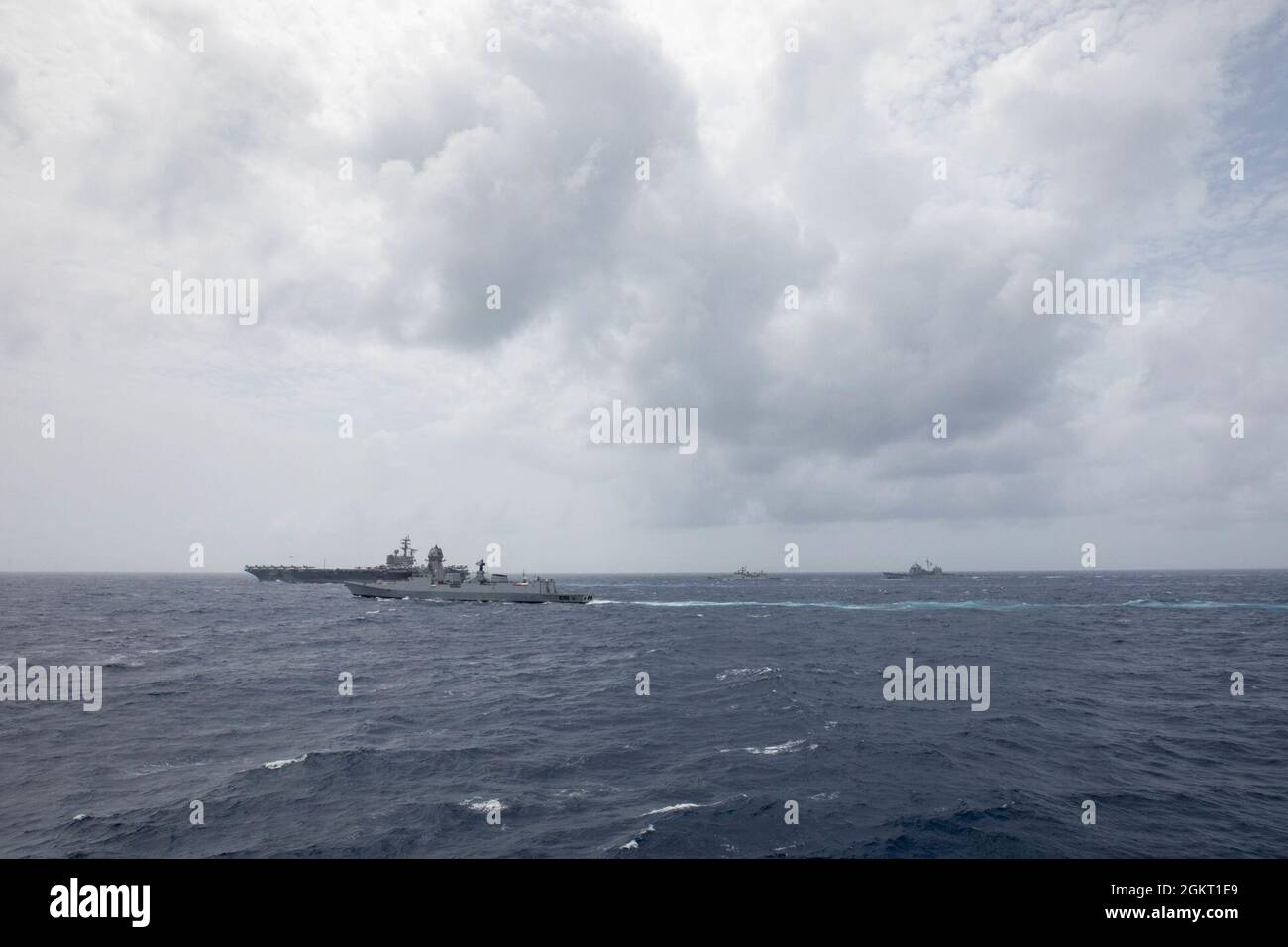 INDISCHER OZEAN (24. Juni 2021) Schiffe der Ronald Reagan Carrier Strike Group (CSG 5) segeln während einer bilateralen Übung neben Schiffen der indischen Marine. Commander, Task Force 70/Carrier Strike Group 5, die laufende Operationen zur Unterstützung eines freien und offenen Indo-Pazifik-Raums durchführt. Stockfoto INDISCHER OZEAN (24. Juni 2021) Schiffe der Ronald Reagan Carrier Strike Group (CSG 5) segeln während einer bilateralen Übung neben Schiffen der indischen Marine. Commander, Task Force 70/Carrier Strike Group 5, die laufende Operationen zur Unterstützung eines freien und offenen Indo-Pazifik-Raums durchführt. Stockfoto