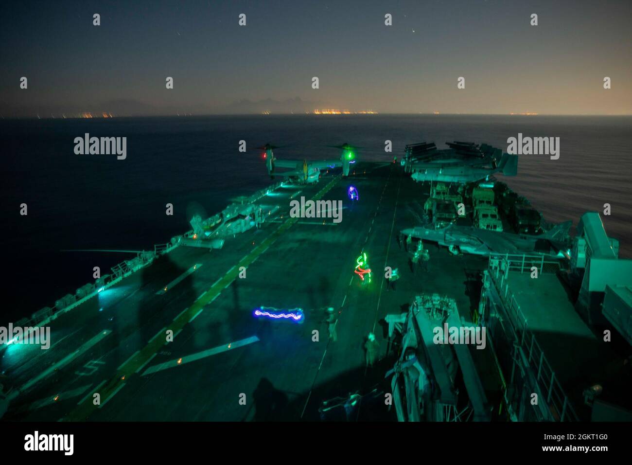 210625-N-OJ308-4019 ROTES MEER (25. Juni 2021) das amphibische Sturmschiff USS Iwo Jima (LHD 7) durchsetzt das Rote Meer, 25. Juni. Iwo Jima wird im Einsatzgebiet der 5. US-Flotte eingesetzt, um Marinestützpunkte zu unterstützen, um die maritime Stabilität und Sicherheit in der Zentralregion zu gewährleisten und das Mittelmeer und den Pazifik durch den westlichen Indischen Ozean und drei strategische Engpässe zu verbinden. Stockfoto