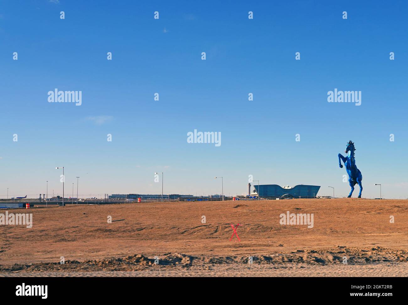 DENVER, CO -10 APR 2021- Blick auf den Denver International Airport, oder DIA (DEN), einem wichtigen Drehkreuz für United Airlines und Frontier Airlines am Stockfoto
