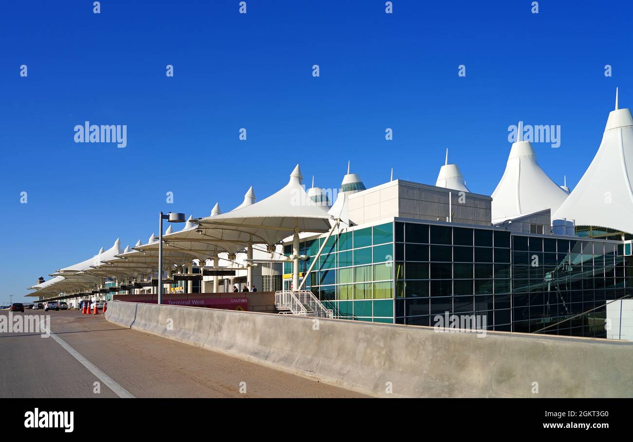 DENVER, CO -10 APR 2021- Außenansicht des Jeppesen Terminals mit weißem Zeltdach am Denver International Airport, oder DIA (DEN) am Fuß Stockfoto