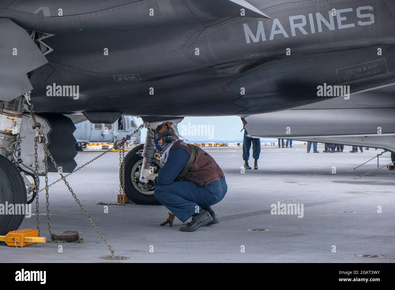 U.S. Marine Corps Lance CPL. Steven Eckman, ein Flugzeugmechaniker mit Marine Fighter Attack Squadron 121, der derzeit an Marine Medium Tilt-Rotor Squadron 265 verstärkt, 31. Marine Expeditionary Unit (MEU) angeschlossen ist, führt eine Vorflugkontrolle an Bord des amphibischen Angriffsschiffs USS America (LHA 6) im Ostchinesischen Meer durch, 24. Juni 2021. Der F-35B wird zur Unterstützung des Einheitstrainings des 31. MEU ins Leben gerufen, um die Kompetenz in Luft-zu-Oberfläche-Angriffen, taktischen Abfangungen und anderen kritischen Fähigkeiten zu erhalten. Die 31. MEU ist an Bord von Schiffen der America Amphibious Ready Group im 7 Stockfoto