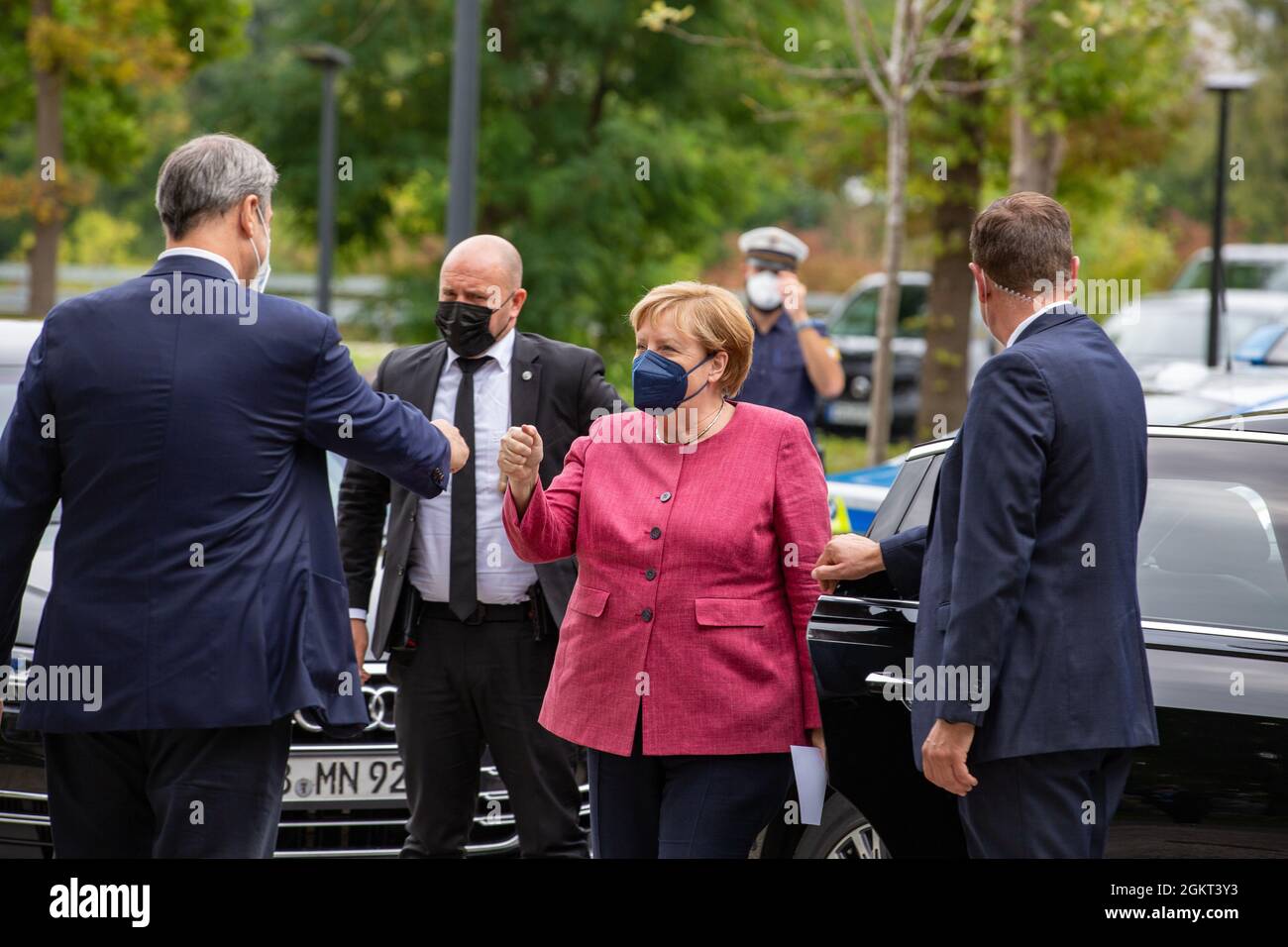 Angela Merkel gibt Markus Söder die Faust. Bundeskanzlerin Angela Merkel ( CDU ) und der bayerische Ministerpräsident und CSU Parteivorsitzende Markus Söder besuchen am 15.9.2021 in München das Max-Planck-Institut für Quantenoptik. * Angela Merkel begrüßt Markus Soeder die Bundeskanzlerin Angela Merkel ( CDU ) und der Bvarian-Ministerpräsident und CSU-Chef Markus Soeder besuchen am 15. September 2021 das Max-Planck-Institut für Quantenoptik in München. (Foto: Alexander Pohl/Sipa USA) Quelle: SIPA USA/Alamy Live News Stockfoto