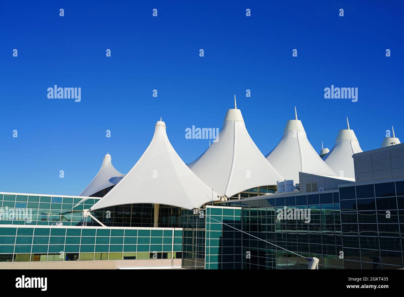 DENVER, CO -10 APR 2021- Außenansicht des Jeppesen Terminals mit weißem Zeltdach am Denver International Airport, oder DIA (DEN) am Fuß Stockfoto