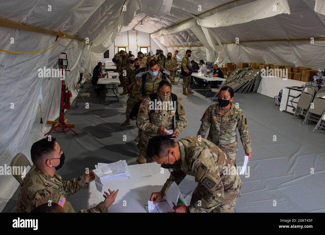 Soldaten der US-Armee, die dem Team der Personalabteilung des Expeditionary Sustainment Command Human Resources Operations und der Regierung von Guam zugewiesen wurden, führen auf der Andersen Air Force Base, Guam, 24. Juni 2021, Theater-Gateway-Empfangs-, Staging-, Weiterbewegungs- und Integrationsoperationen durch. Soldaten aus Alaska, Arizona, Hawaii, Virginia, Texas, Und der Staat Washington reiste zur AAFB, um an der Übung Forager 21 teilzunehmen. Stockfoto