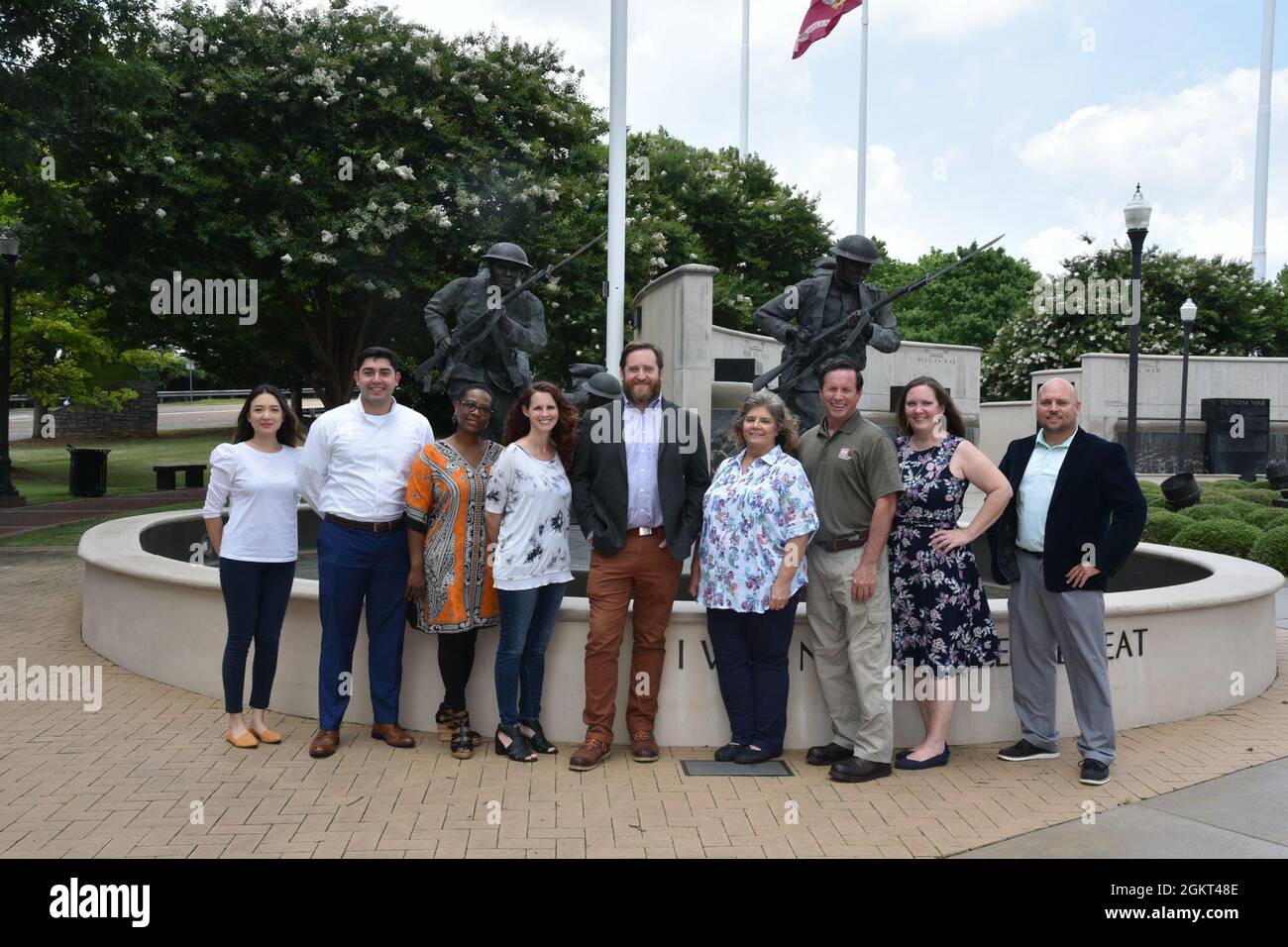 Mitglieder des Teams der Business Practices Division des Resource Management Directorate des Huntsville Center posieren für ein Foto im Veterans Memorial des Huntsville Madison County. Mitglieder sind Mary Hinson, Brian Tachias, Carolyn Harris, Amanda Odem, John Dodson, Angela Rackard, Russ Dunford, Susan Armstrong, James „Jimmy“ Johnson. Das Team wurde 2021 mit dem „U.S. Army Corps of Engineers Innovation of the Year Award“ ausgezeichnet. Stockfoto