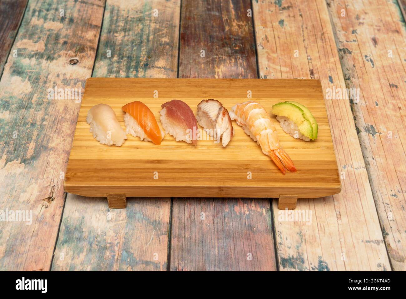 Bambusablage mit verschiedenen Nigiri. Butterfisch Nigiri, norwegischer ...