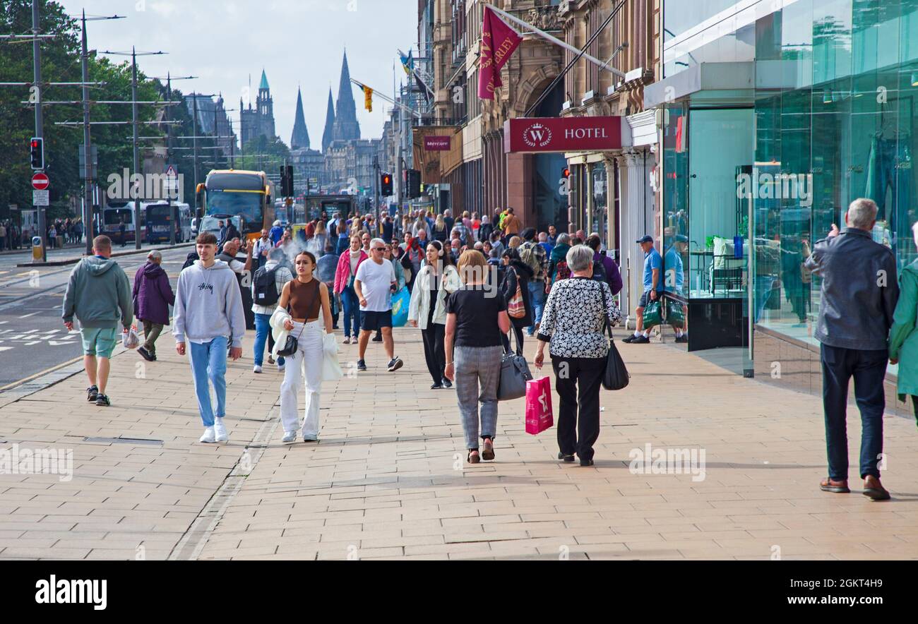 Edinburgh Stadtzentrum, Schottland, UK Wetter. September 2021. Trübe und trübe Temperaturen von 18 Grad, die die Menschen dazu ermutigen, in der schottischen Hauptstadt zu sein. Im Bild: Eine geschäftige Princes Street. Quelle: Arch White/Alamy Live News. Stockfoto