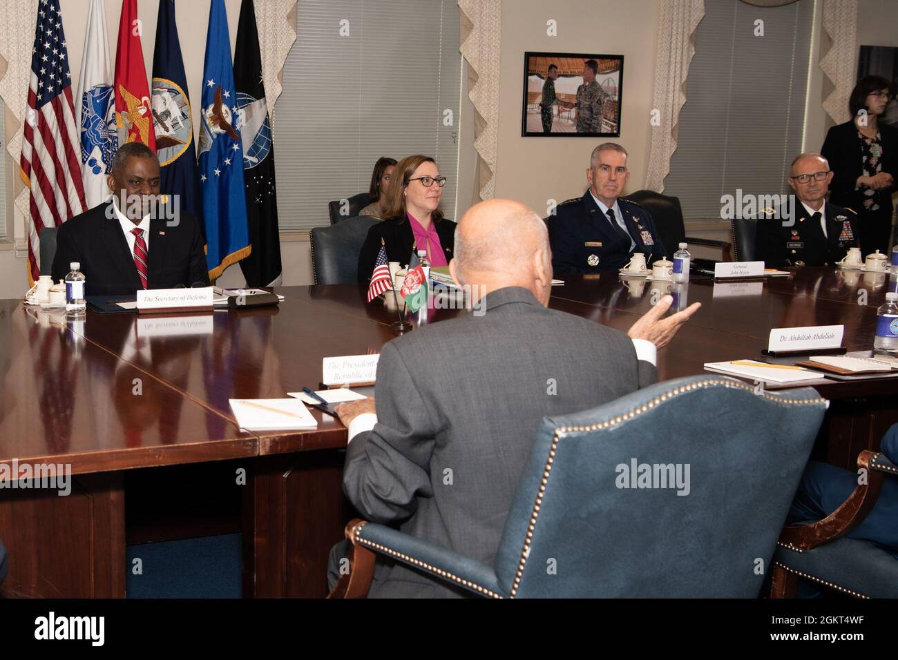 Verteidigungsminister Lloyd J. Austin III spricht mit dem afghanischen Präsidenten Ashraf Ghani und dem Vorsitzenden des Hohen Rates für nationale Aussöhnung, Dr. Abdullah Abdullah, während eines bilateralen Austausches im Pentagon, Washington, D.C., am 25. Juni 2021. Stockfoto