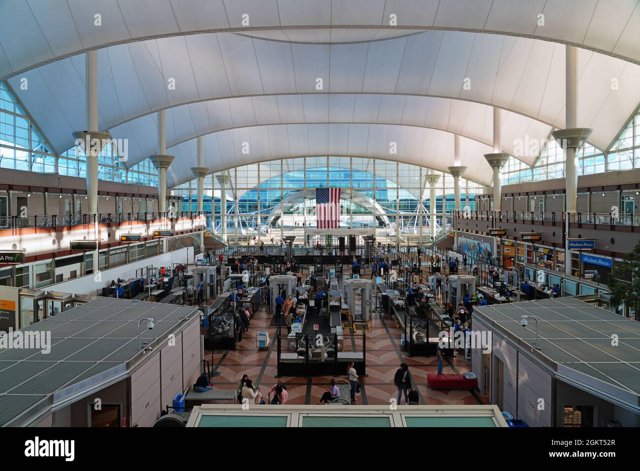 DENVER, CO -10 APR 2021- Innenansicht des Jeppesen Terminals mit weißem Zeltdach am Denver International Airport, oder DIA (DEN). Stockfoto