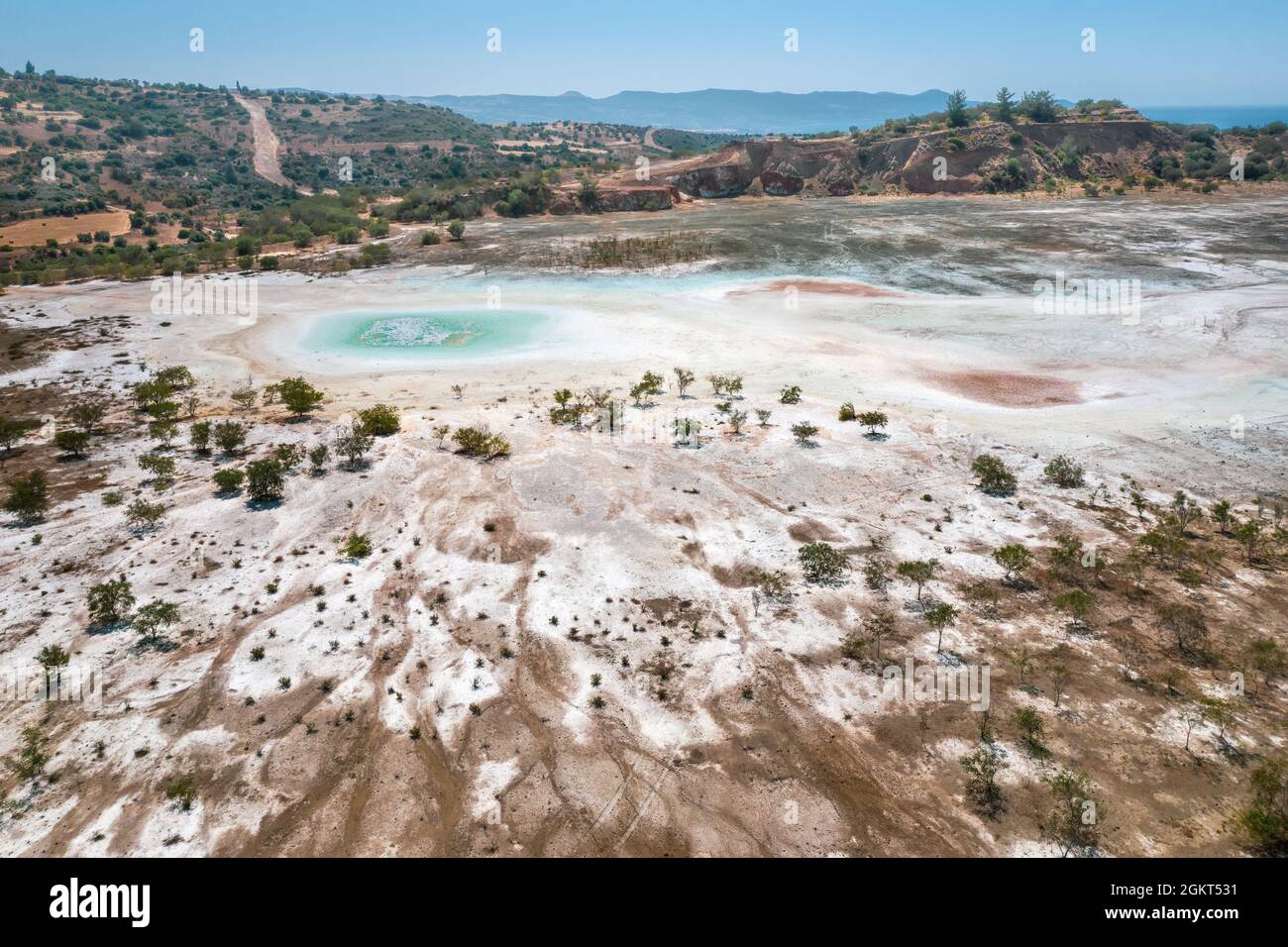Kontaminierte Oberfläche der verlassenen Kupfermine in Limni, Zypern. Seltsame Farben und Formen stammen aus einem hohen Gehalt an giftigen Chemikalien Stockfoto