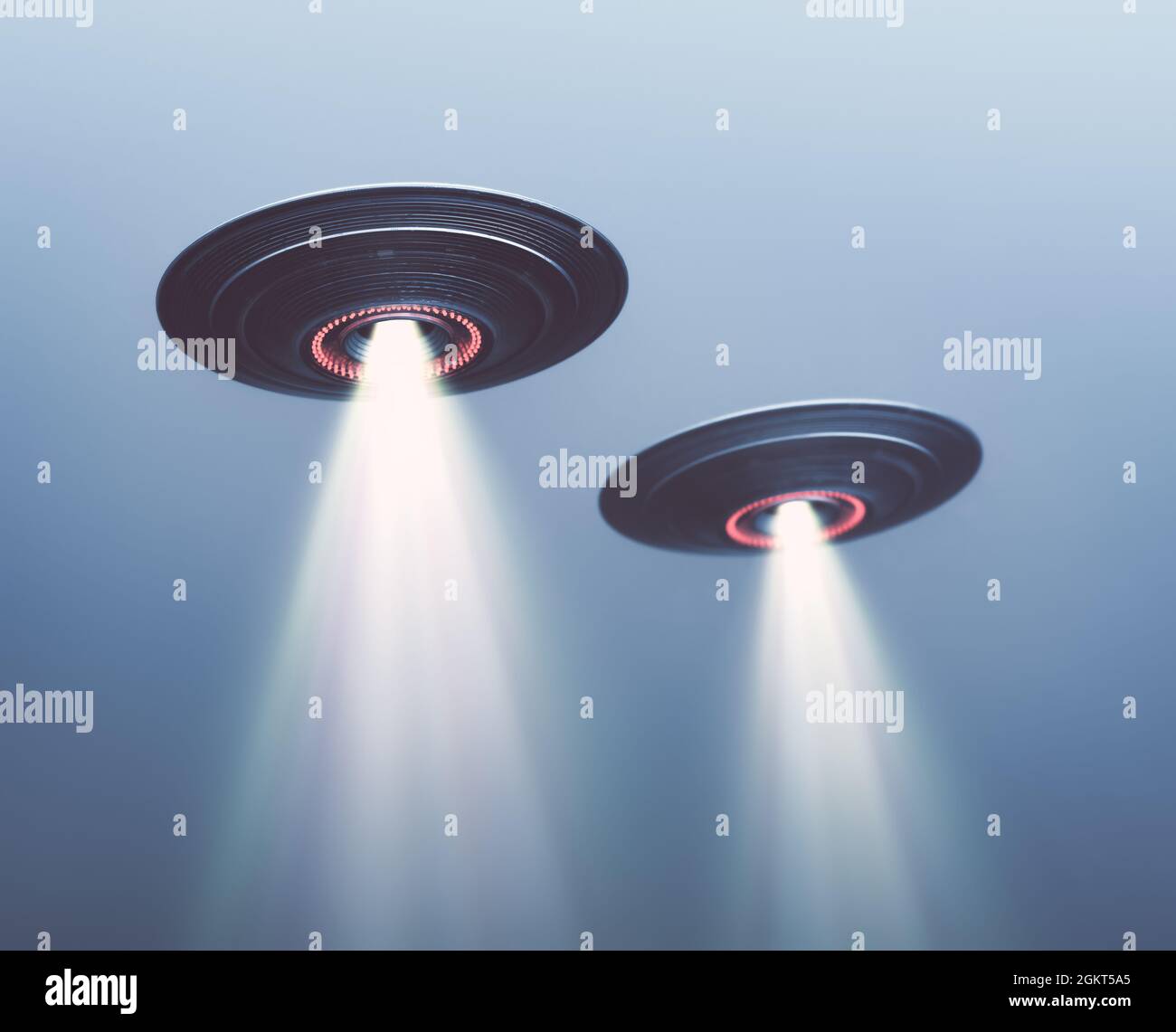Zwei UFOs fliegen im Nebel mit Licht unten. 3D-Illustration, Konzeptbild UFOs am Himmel. Stockfoto