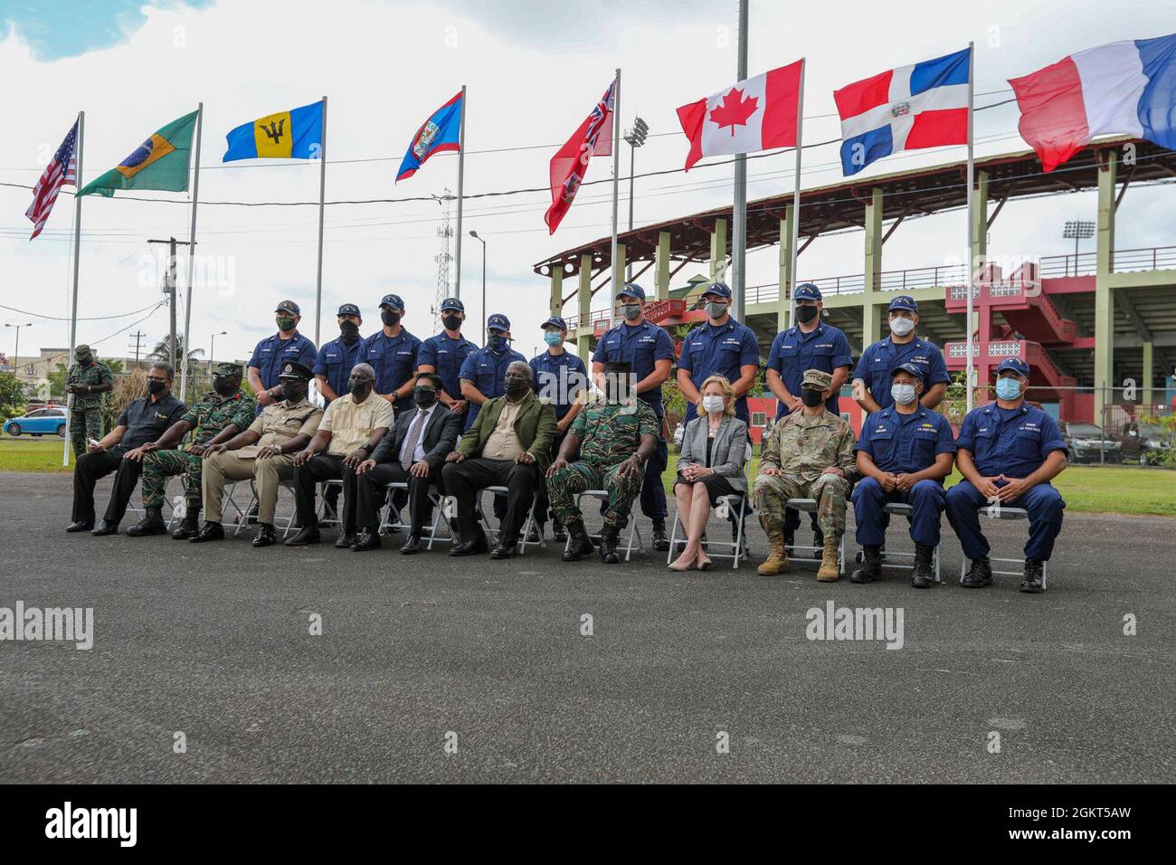 Mitglieder der US-Küstenwache und hochrangige internationale Führungspersönlichkeiten machen nach einer Abschlusszeremonie während der Tradewinds 2021, Kooperative Republik Guyana, Juni 25, ein Gruppenfoto. Das 2. Bataillon der Florida Army National Guard (FLARNG), die 54. Sicherheitskräfte-Assistenzbrigade (SFAB), schloss sich während der gesamten Trainingseinheit anderen Reserveeinheiten und aktiven Dienstkomponenten als Berater internationaler Streitkräfte an. Tradewinds 2021 ist eine von der US Southern Command gesponserte, auf Sicherheit ausgerichtete karibische Übung in den Bereichen Boden, Luft, Meer und Cyber, die mit Partnerländern zusammenarbeitet, um gemeinsame, kombinierte und interage durchzuführen Stockfoto