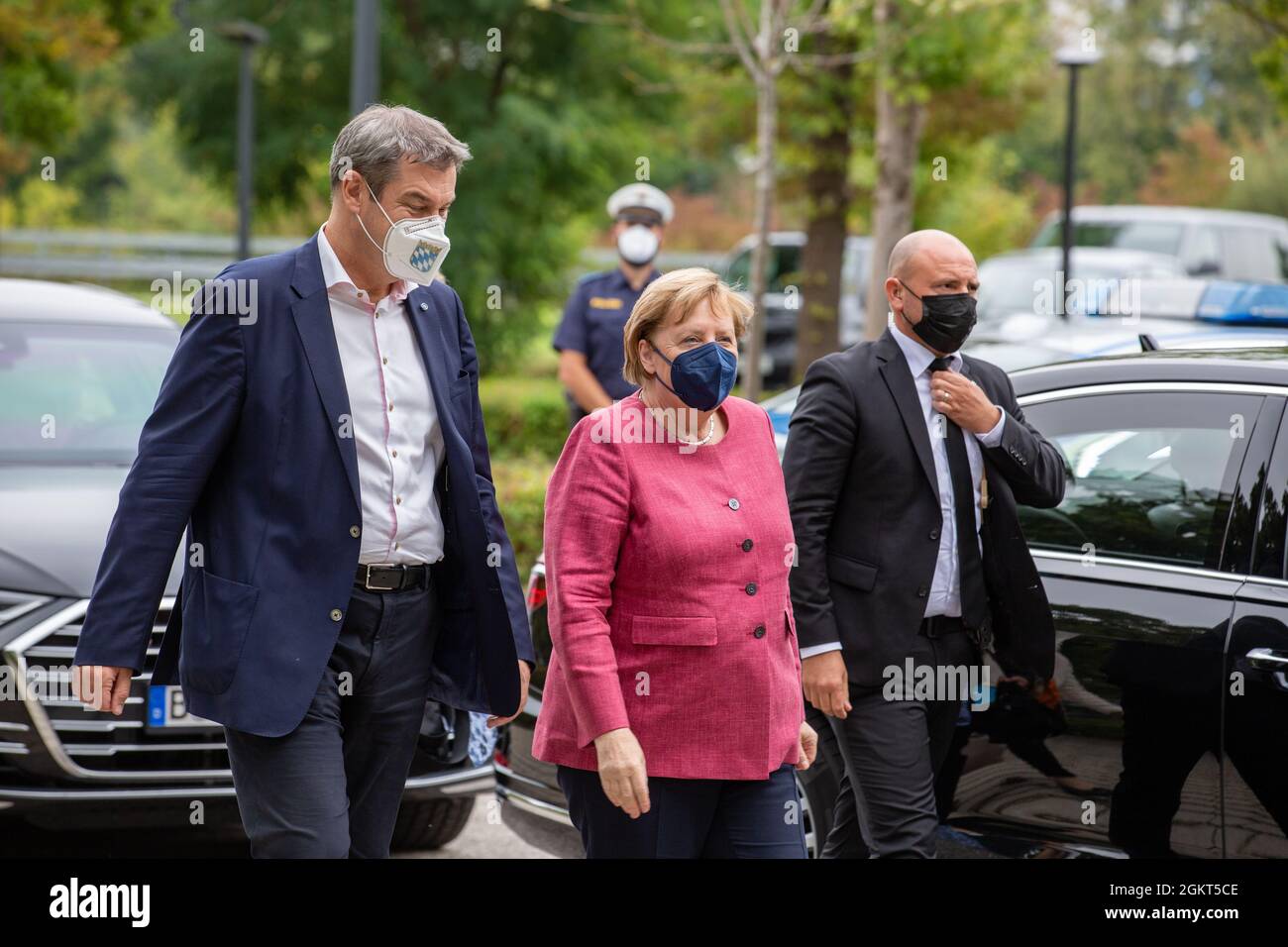 Angela Merkel geht neben Markus Söder. Bundeskanzlerin Angela Merkel ( CDU ) und der bayerische Ministerpräsident und CSU Parteivorsitzende Markus Söder besuchen am 15.9.2021 in München das Max-Planck-Institut für Quantenoptik. * Angela Merkel geht neben Markus Soeder. Bundeskanzlerin Angela Merkel ( CDU ) und Bvarian-Ministerpräsident und CSU-Chef Markus Soeder besuchen am 15. September 2021 das Max-Planck-Institut für Quantenoptik in München. (Foto: Alexander Pohl/Sipa USA) Quelle: SIPA USA/Alamy Live News Stockfoto