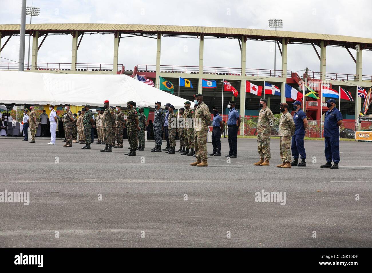 Vertreter der alliierten Nation halten während der Tradewinds 2021, Kooperative Republik Guyana, im Juni 25 eine Formation für eine Abschlusszeremonie ab. Das 2. Bataillon der Florida Army National Guard (FLARNG), die 54. Sicherheitskräfte-Assistenzbrigade (SFAB), schloss sich während der gesamten Trainingseinheit anderen Reserveeinheiten und aktiven Dienstkomponenten als Berater internationaler Streitkräfte an. Tradewinds 2021 ist eine von der US Southern Command gesponserte, auf Sicherheit ausgerichtete karibische Übung in den Bereichen Boden, Luft, Meer und Internet, die in Zusammenarbeit mit Partnerländern gemeinsame, kombinierte und interbehördliche Schulungen mit Schwerpunkt auf der Steigerung der Regionalität durchgeführt Stockfoto