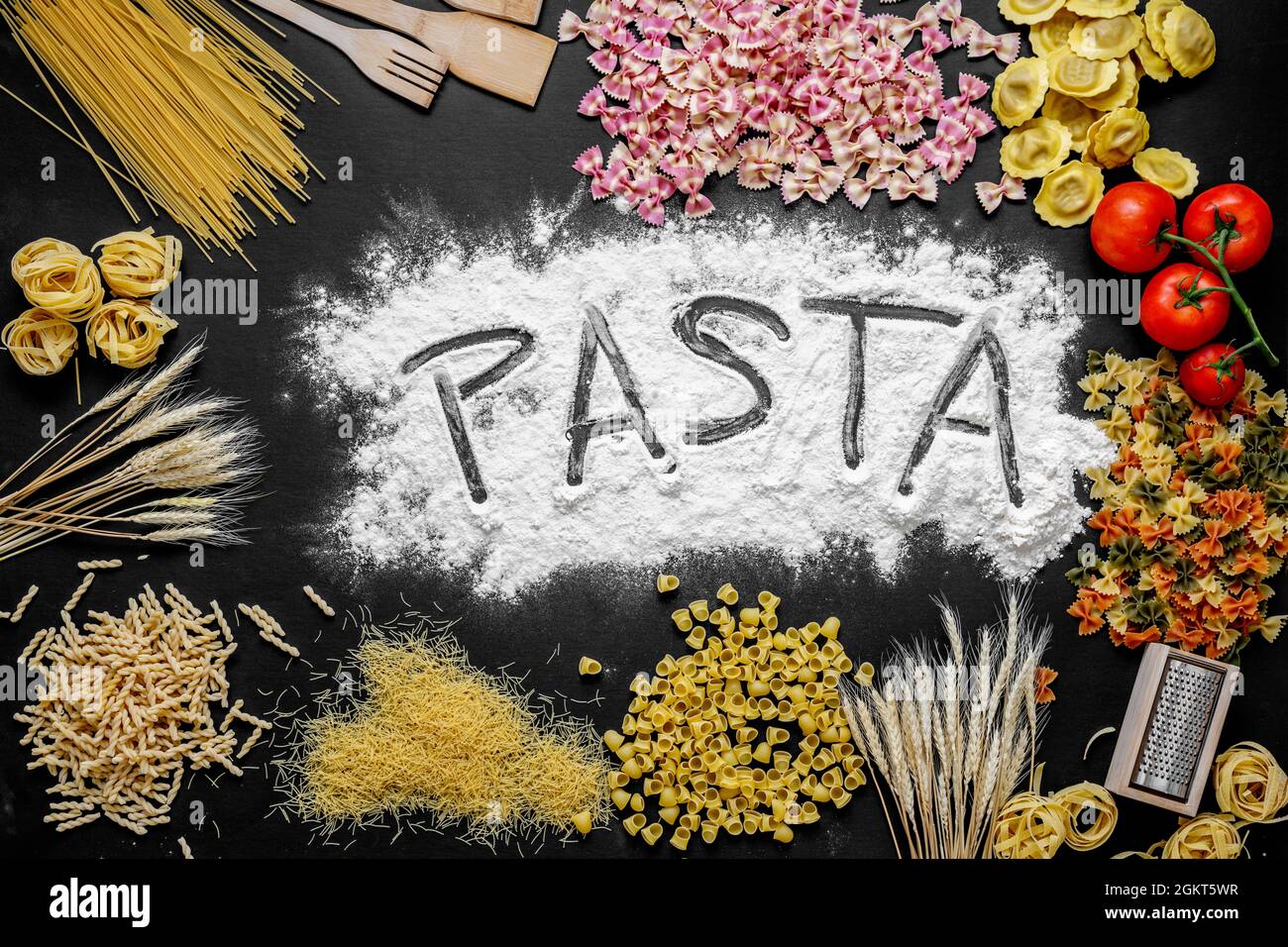 Zusammensetzung mit verschiedenen Arten von italienischen Pasta, mit Mehl und Weizen und das Wort Pasta auf schwarzem Hintergrund geschrieben Stockfoto