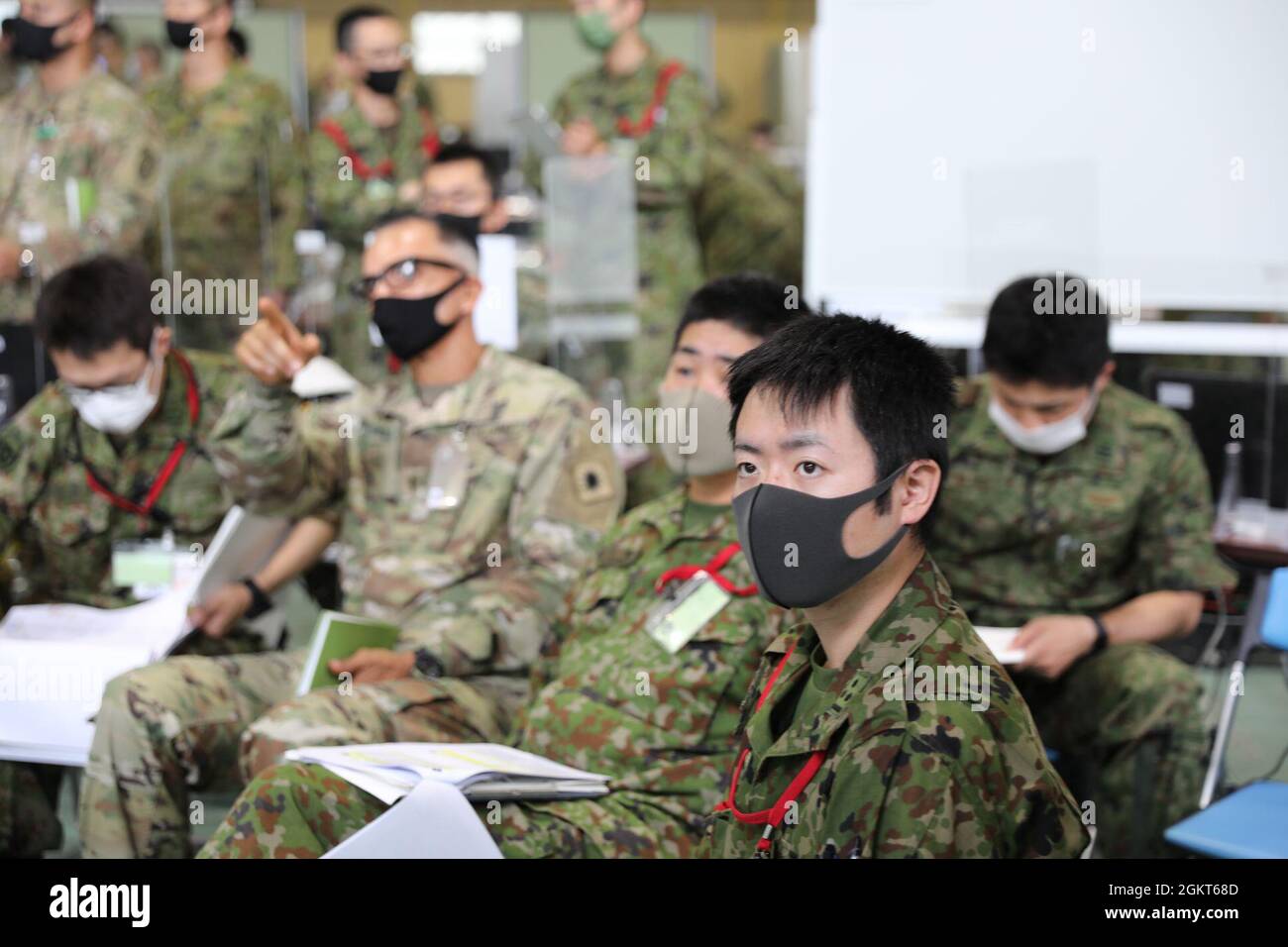Teilnehmer der 40. Infanterie-Division und der Mittelarmee der japanischen Selbstverteidigungskräfte bestätigen die ausgewählten Ziele während der Arbeitsgruppe „Feuer“ im Camp Itami am 25. Juni. Orient Shield ist die größte bilaterale Feldschulung der US-Armee und der japanischen Selbstverteidigungskräfte, die an verschiedenen Standorten in ganz Japan durchgeführt wird, um die Interoperabilität zu verbessern und den Multi-Domain- und Cross-Domain-Betrieb zu testen und zu verfeinern. Stockfoto