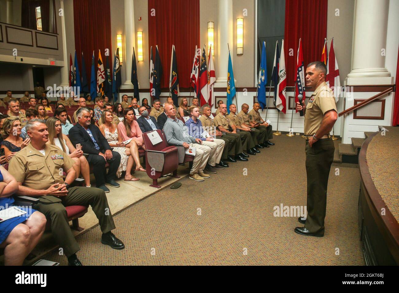 US Marine Corps Col. Edward J. Danielson, ausscheidender Kommandant für das Hauptquartier-Bataillon, das Training and Education Command, spricht während der Zeremonie des Hauptquartier-Bataillons, des Trainings- und Bildungskommandos zum Befehlswechsel in der Breckinridge Hall auf der Marinestützpunkt Quantico, Virginia, 25. Juni 2021. Ein Befehlswechsel bedeutet eine formelle Übertragung der Autorität und Verantwortung für eine Einheit von einem Kommandanten auf einen anderen. Stockfoto