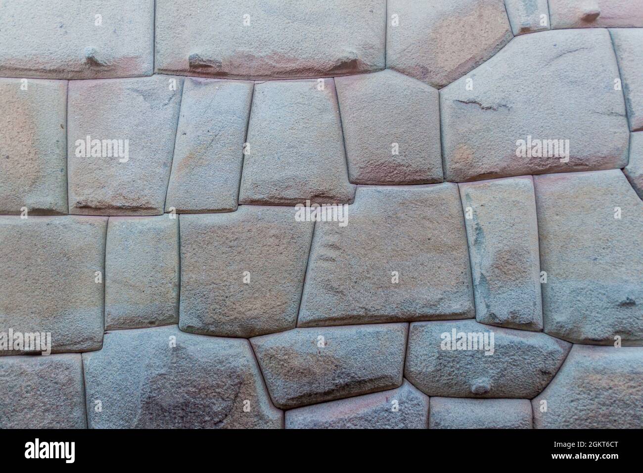 Detail des perfekten Steinwerks von Inca. Mauer des ehemaligen Palastes von Inca Roca in Cuzco, Peru. Stockfoto