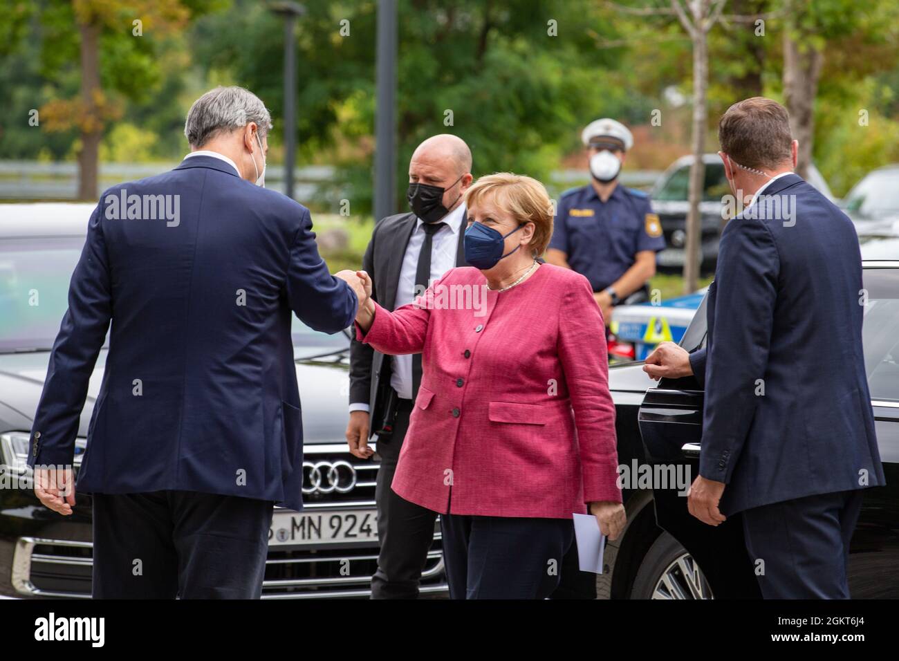 Angela Merkel gibt Markus Söder die Faust. Bundeskanzlerin Angela Merkel ( CDU ) und der bayerische Ministerpräsident und CSU Parteivorsitzende Markus Söder besuchen am 15.9.2021 in München das Max-Planck-Institut für Quantenoptik. * Angela Merkel begrüßt Markus Soeder die Bundeskanzlerin Angela Merkel ( CDU ) und der Bvarian-Ministerpräsident und CSU-Chef Markus Soeder besuchen am 15. September 2021 das Max-Planck-Institut für Quantenoptik in München. (Foto: Alexander Pohl/Sipa USA) Quelle: SIPA USA/Alamy Live News Stockfoto