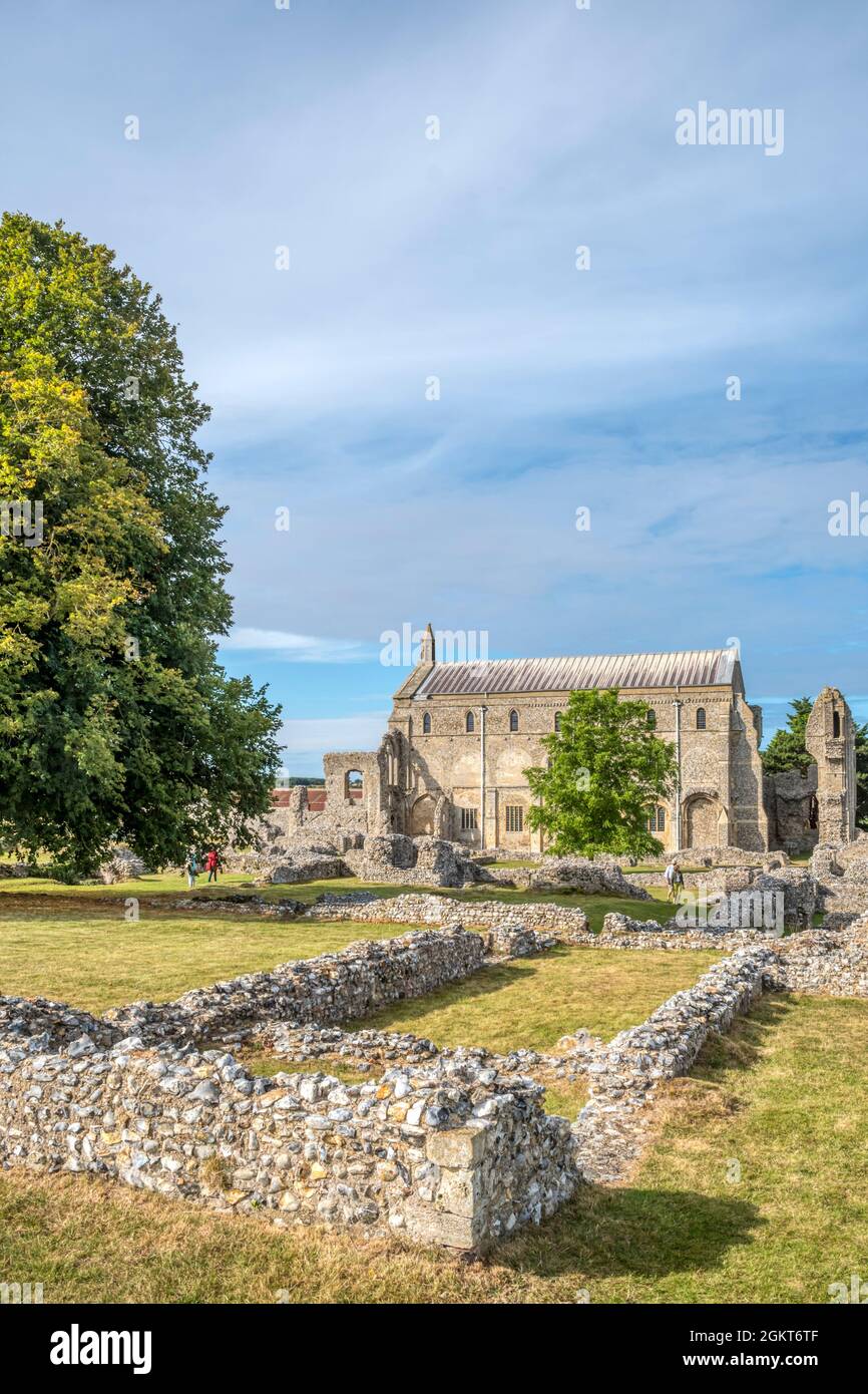 Ein Blick auf Binham Priory in Norfolk aus dem Süden. Stockfoto