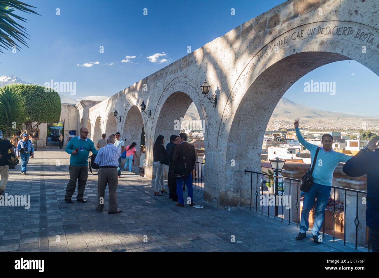 AREQUIPA, PERU - 30. MAI 2015: Misti-Vulkan und Bögen auf dem Yanahuara-Platz in Arequipa, Peru Stockfoto