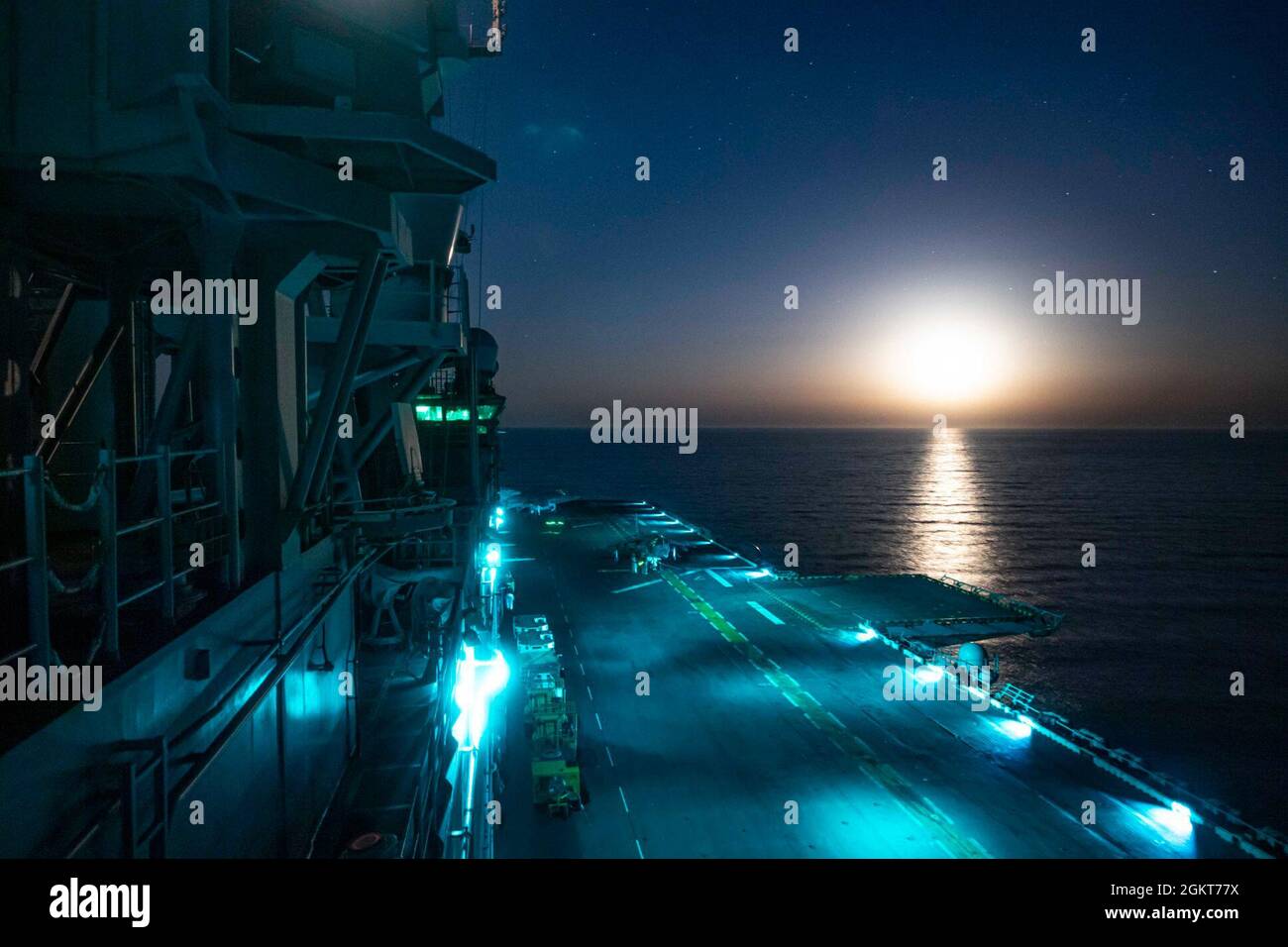 210625-N-OJ308-2180 ROTES MEER (25. Juni 2021) das amphibische Sturmschiff USS Iwo Jima (LHD 7) durchsetzt das Rote Meer, 25. Juni. Iwo Jima wird im Einsatzgebiet der 5. US-Flotte eingesetzt, um Marinestützpunkte zu unterstützen, um die maritime Stabilität und Sicherheit in der Zentralregion zu gewährleisten und das Mittelmeer und den Pazifik durch den westlichen Indischen Ozean und drei strategische Engpässe zu verbinden. Stockfoto