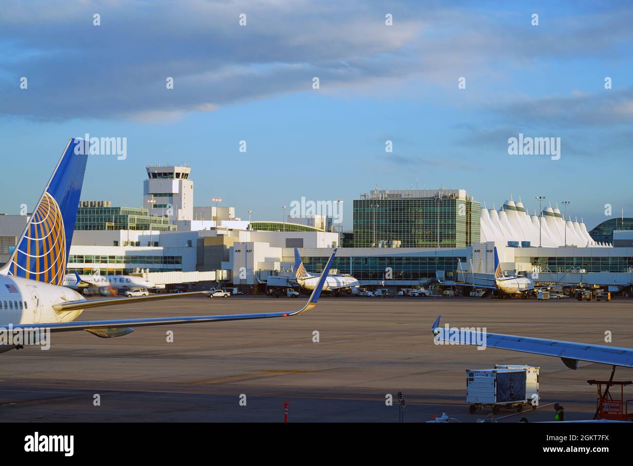 DENVER, CO -10 APR 2021- Ansicht eines Flugzeugs von United Airlines (UA) am Denver International Airport, oder DIA (DEN). Stockfoto