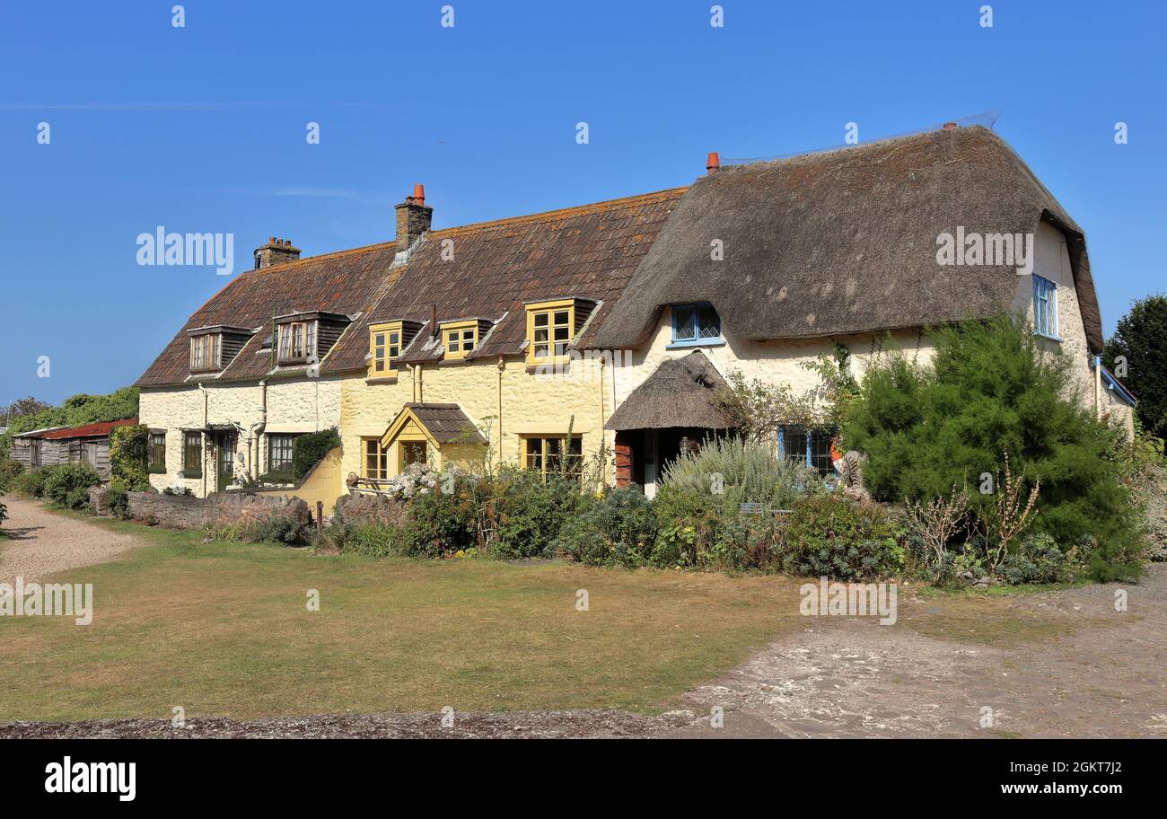 Reihe von malerischen Küstenhütten in Porlock Weir in Somerset, England Stockfoto